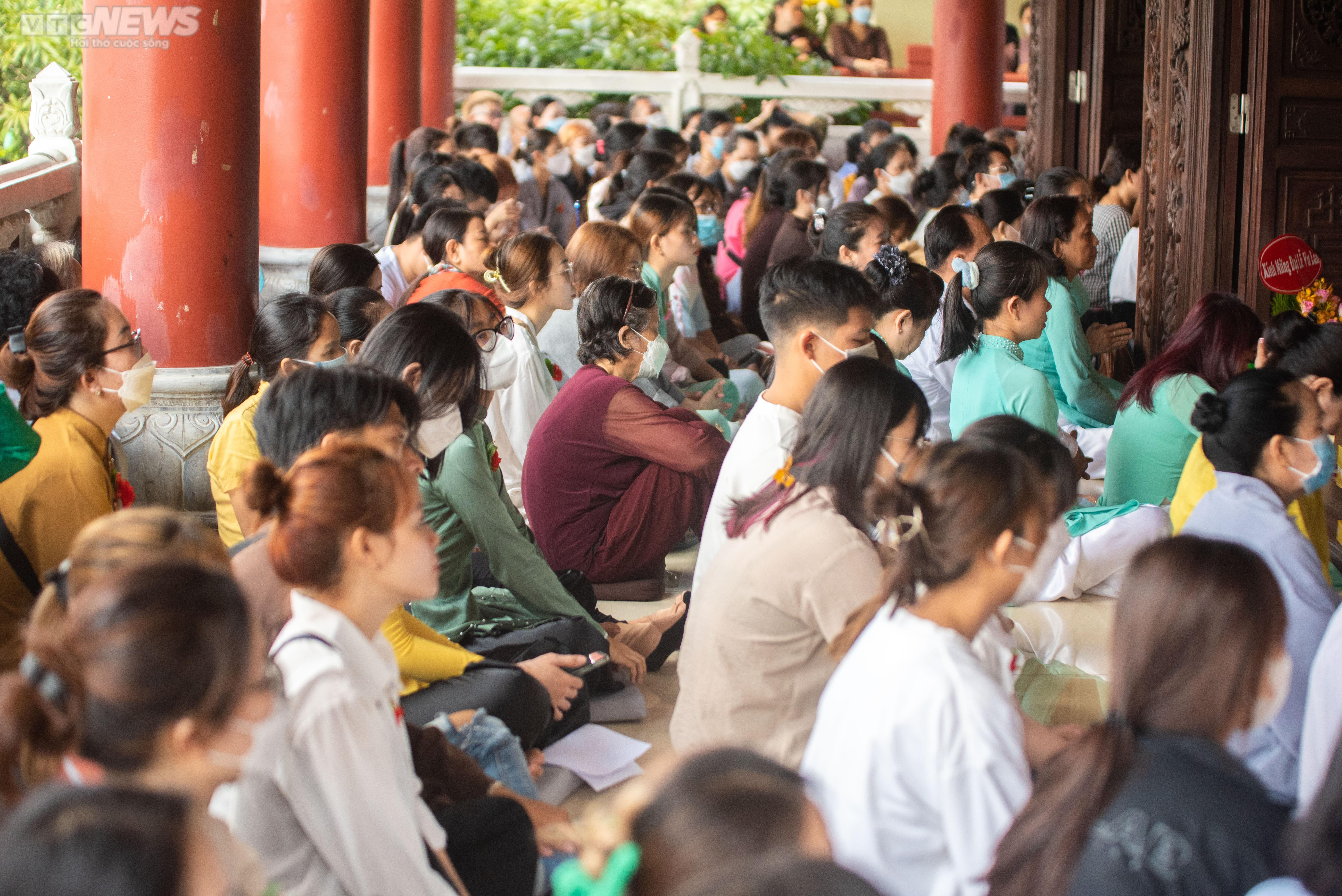 Xúc động lễ Vu lan báo hiếu 2022 tại chùa Pháp Hoa ở TP.HCM - 3