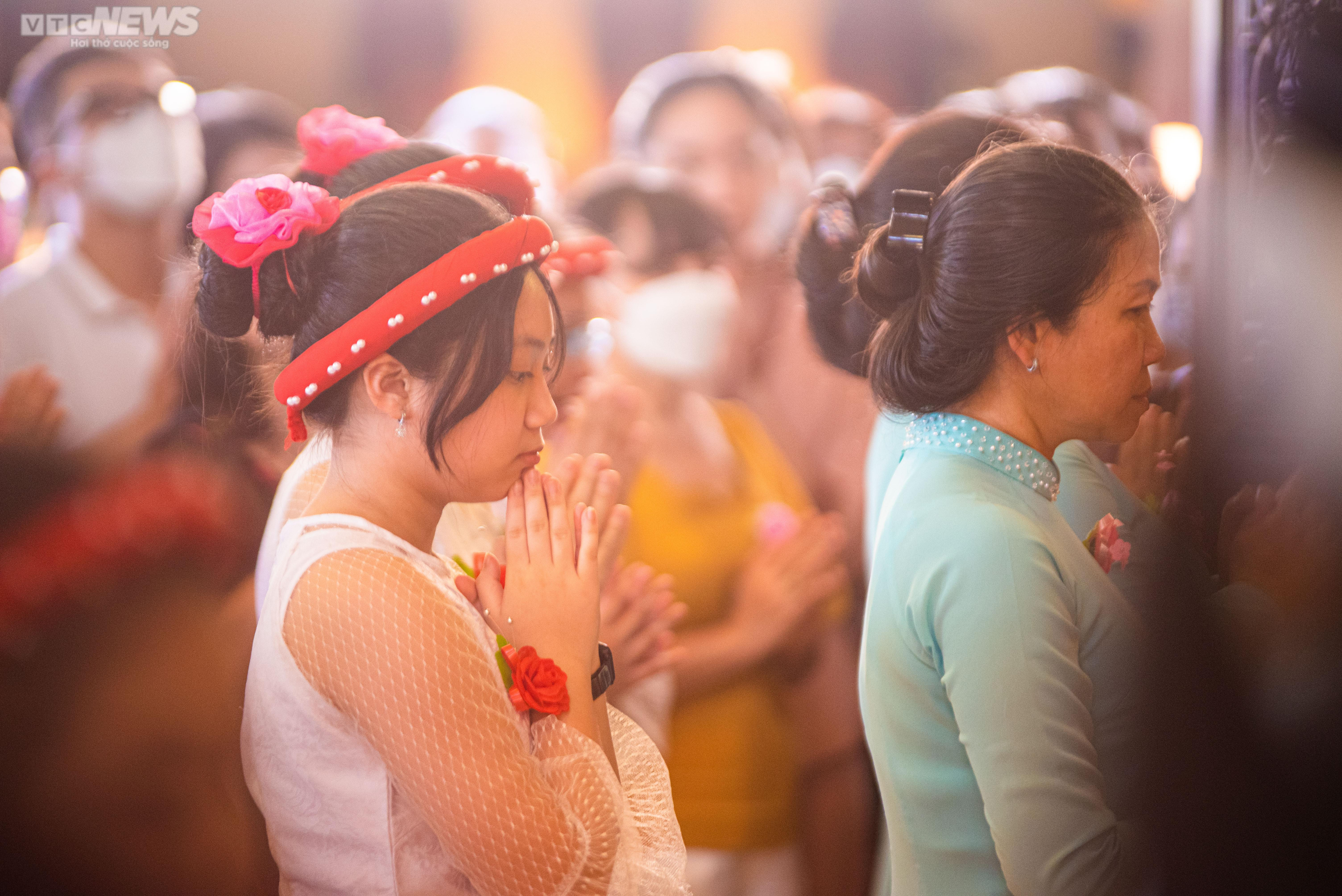 Xúc động lễ Vu lan báo hiếu 2022 tại chùa Pháp Hoa ở TP.HCM - 12