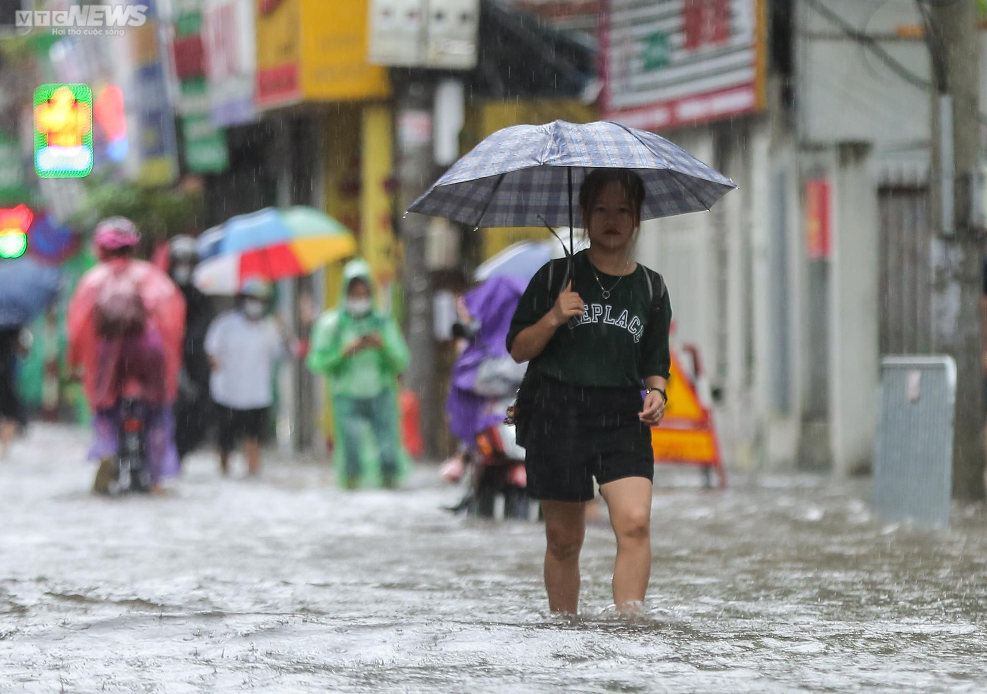 Ảnh: Hàng loạt xe chết máy khi cố gắng vượt biển nước ở Hà Nội - 8