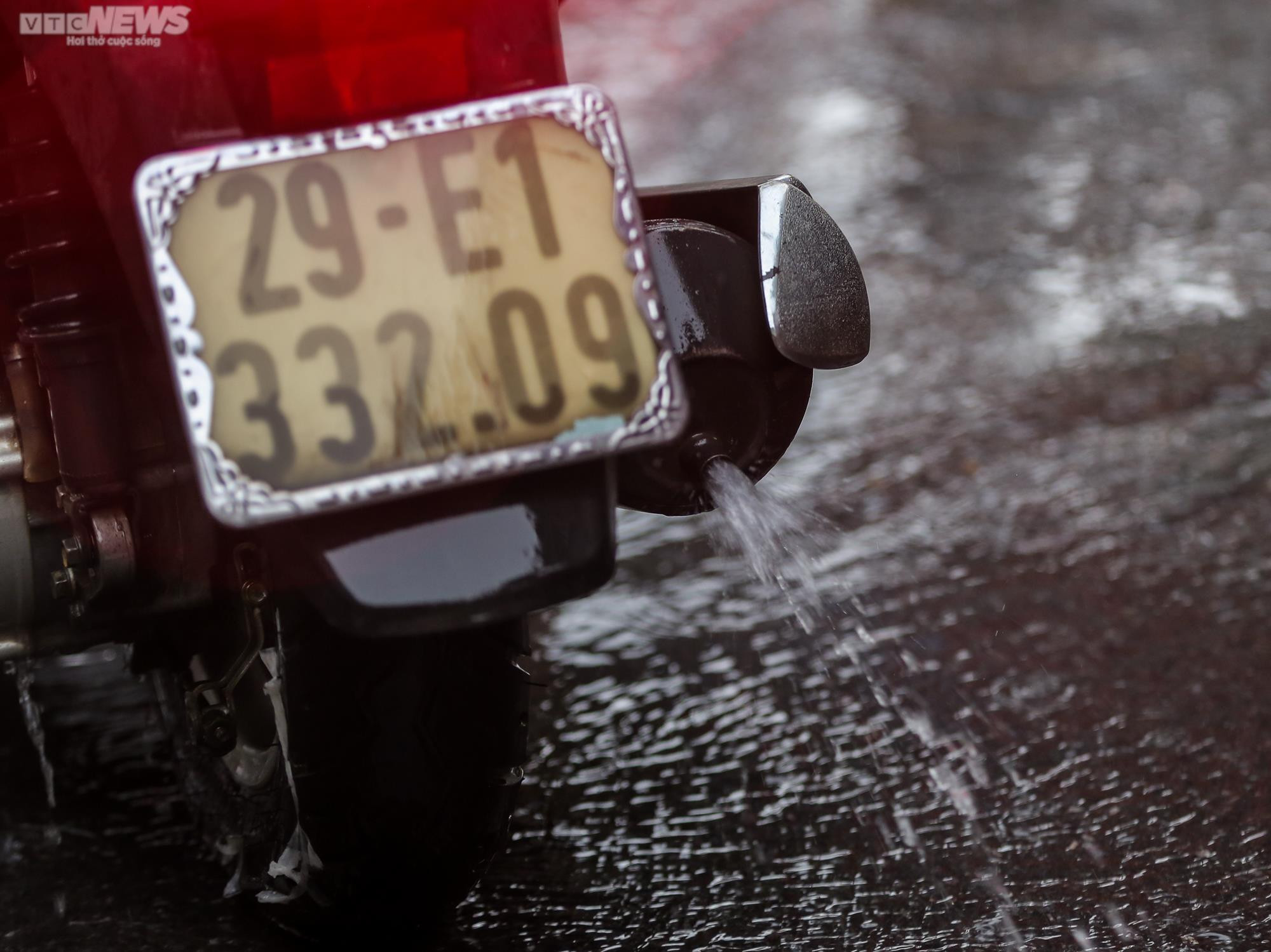 Ảnh: Hàng loạt xe chết máy khi cố gắng vượt biển nước ở Hà Nội - 7