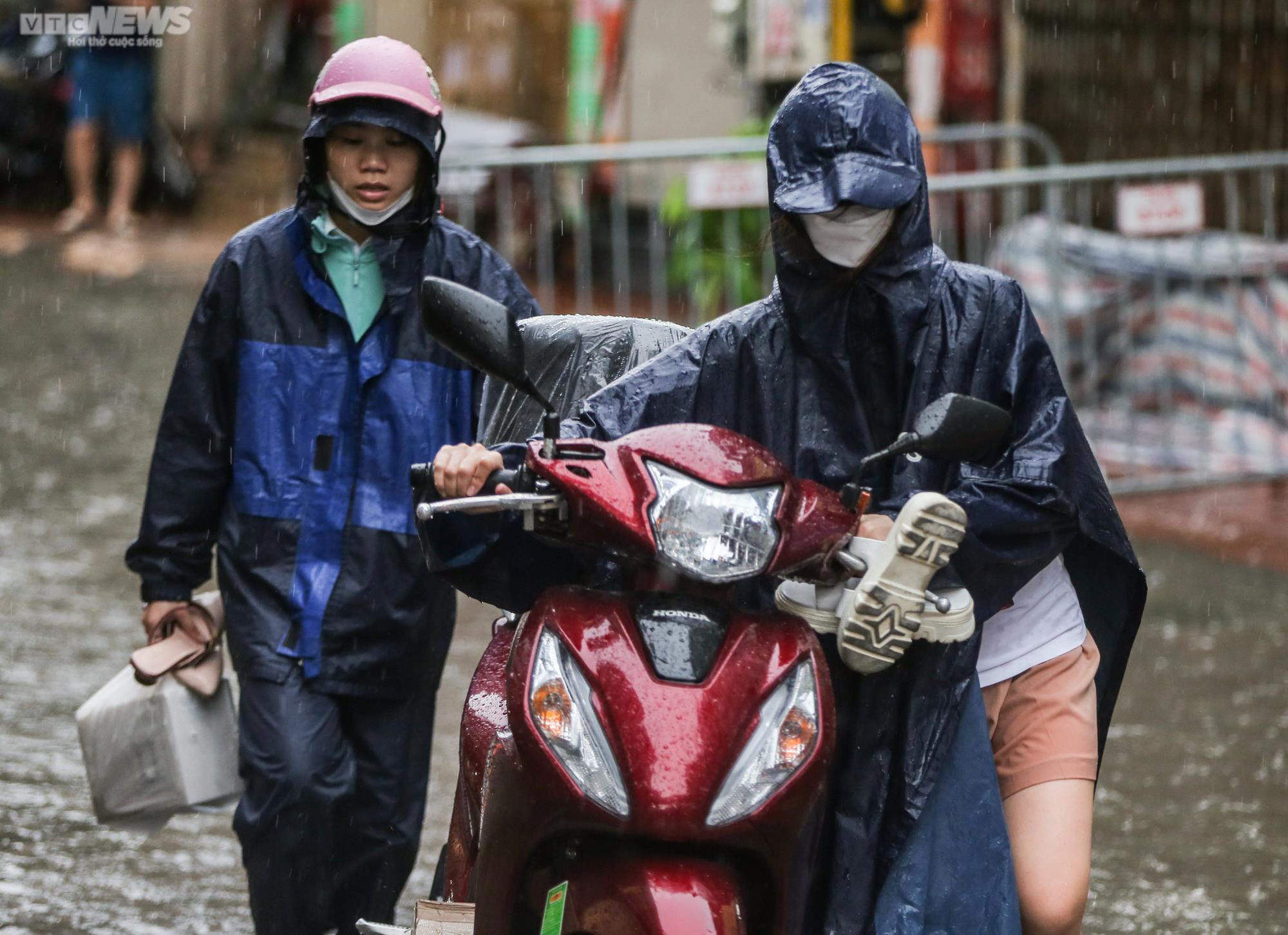 Ảnh: Hàng loạt xe chết máy khi cố gắng vượt biển nước ở Hà Nội - 6