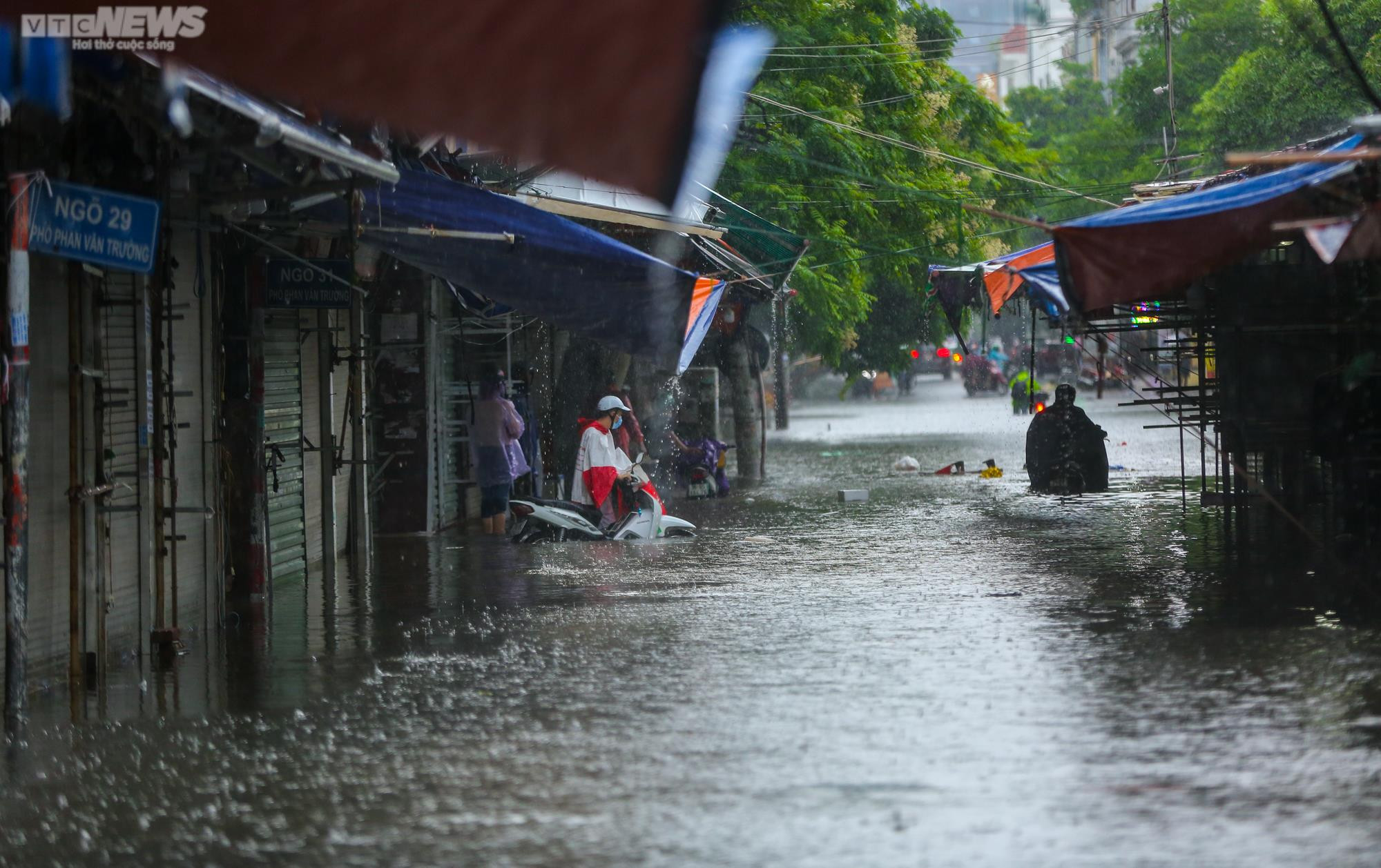 Ảnh: Hàng loạt xe chết máy khi cố gắng vượt biển nước ở Hà Nội - 10