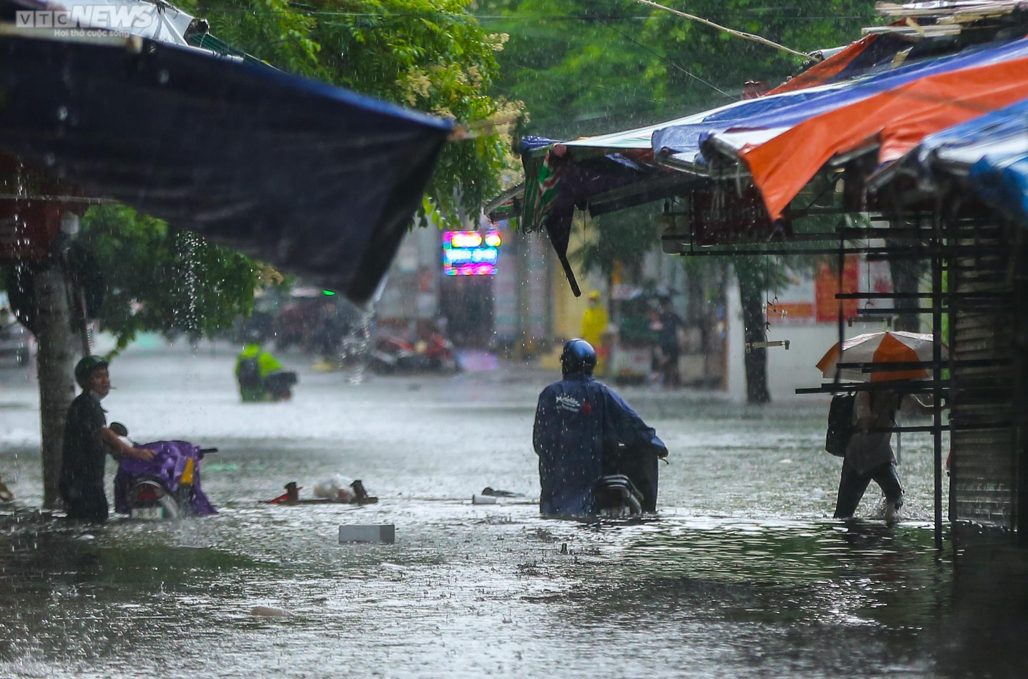 Ảnh: Hàng loạt xe chết máy khi cố gắng vượt biển nước ở Hà Nội - 11