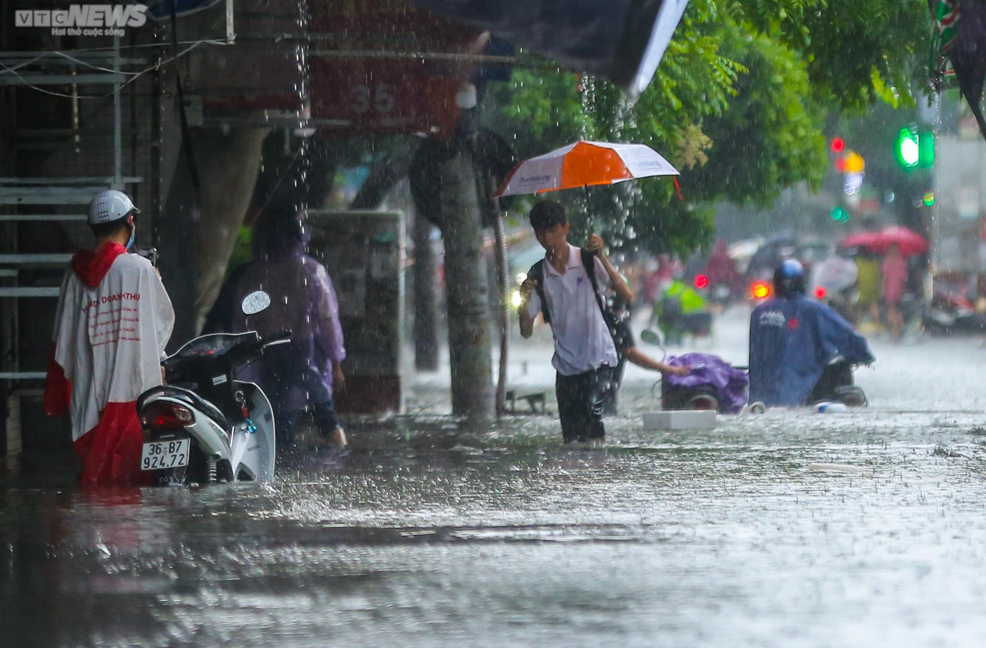 Ảnh: Hàng loạt xe chết máy khi cố gắng vượt biển nước ở Hà Nội - 12