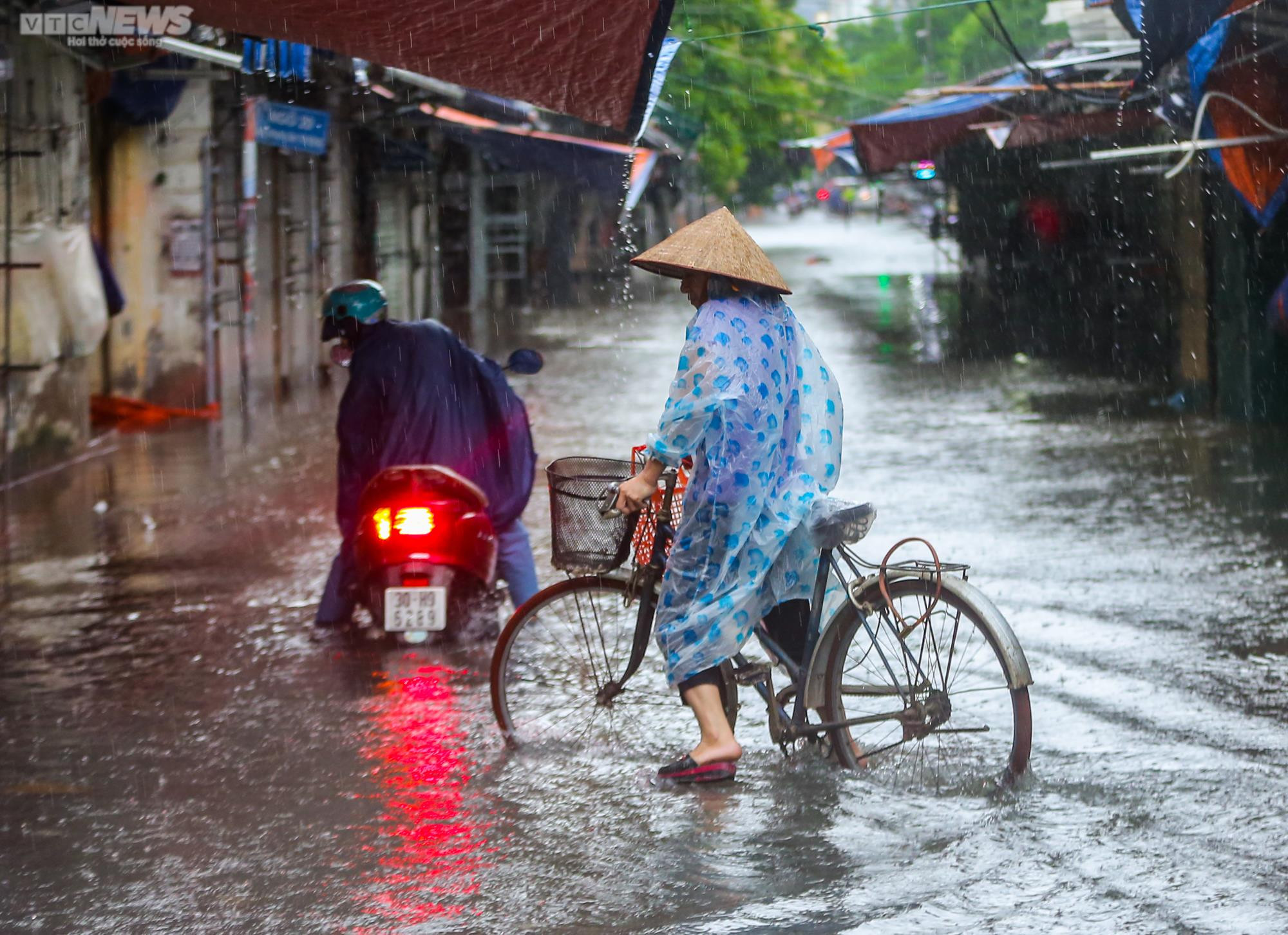 Ảnh: Hàng loạt xe chết máy khi cố gắng vượt biển nước ở Hà Nội - 4