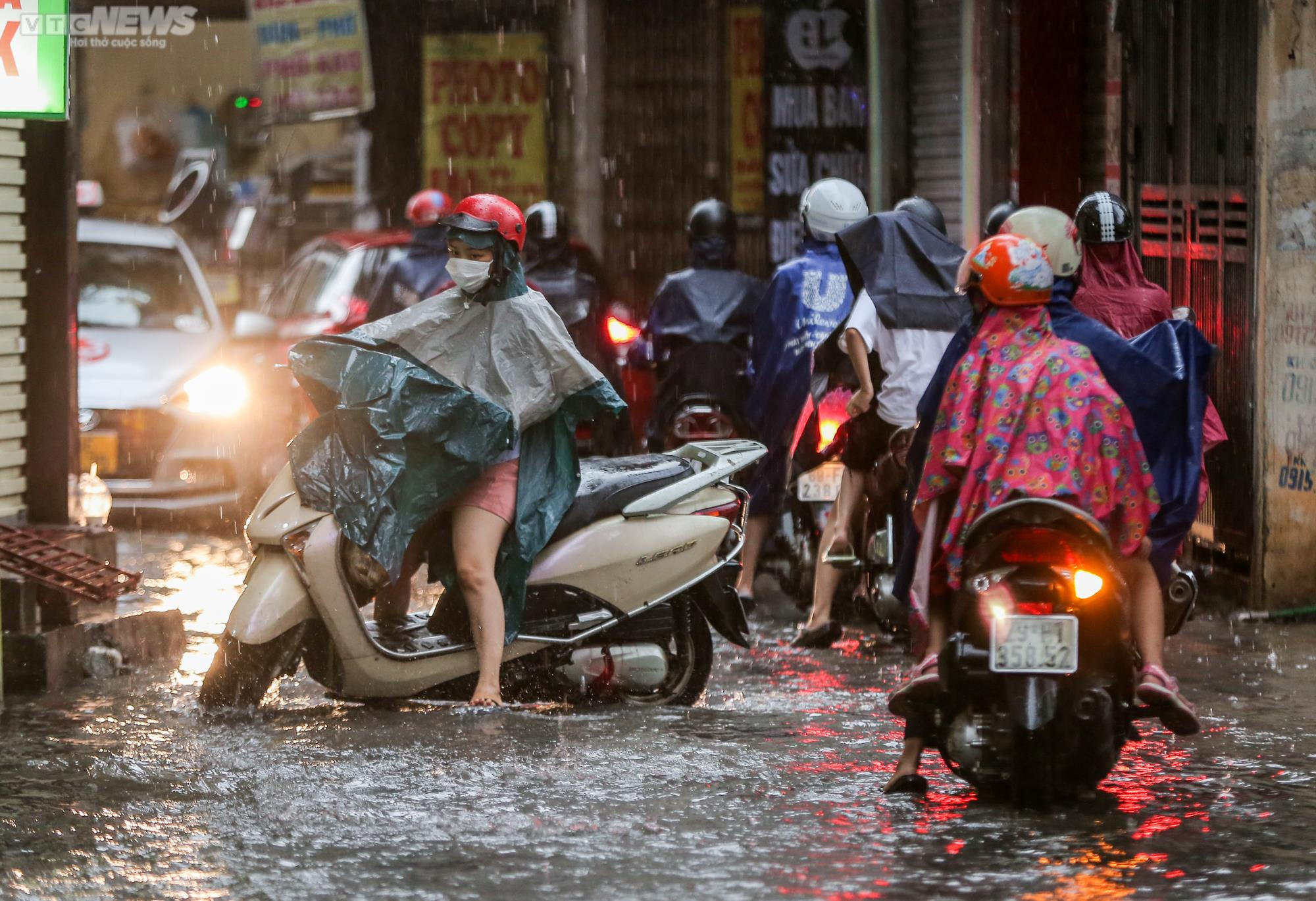 Ảnh: Hàng loạt xe chết máy khi cố gắng vượt biển nước ở Hà Nội - 3