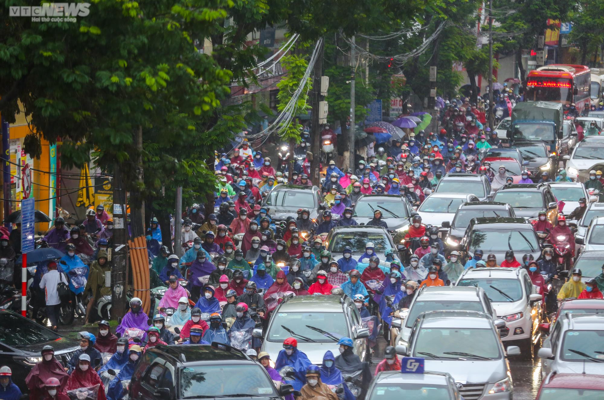 Ảnh: Hàng loạt xe chết máy khi cố gắng vượt biển nước ở Hà Nội - 14