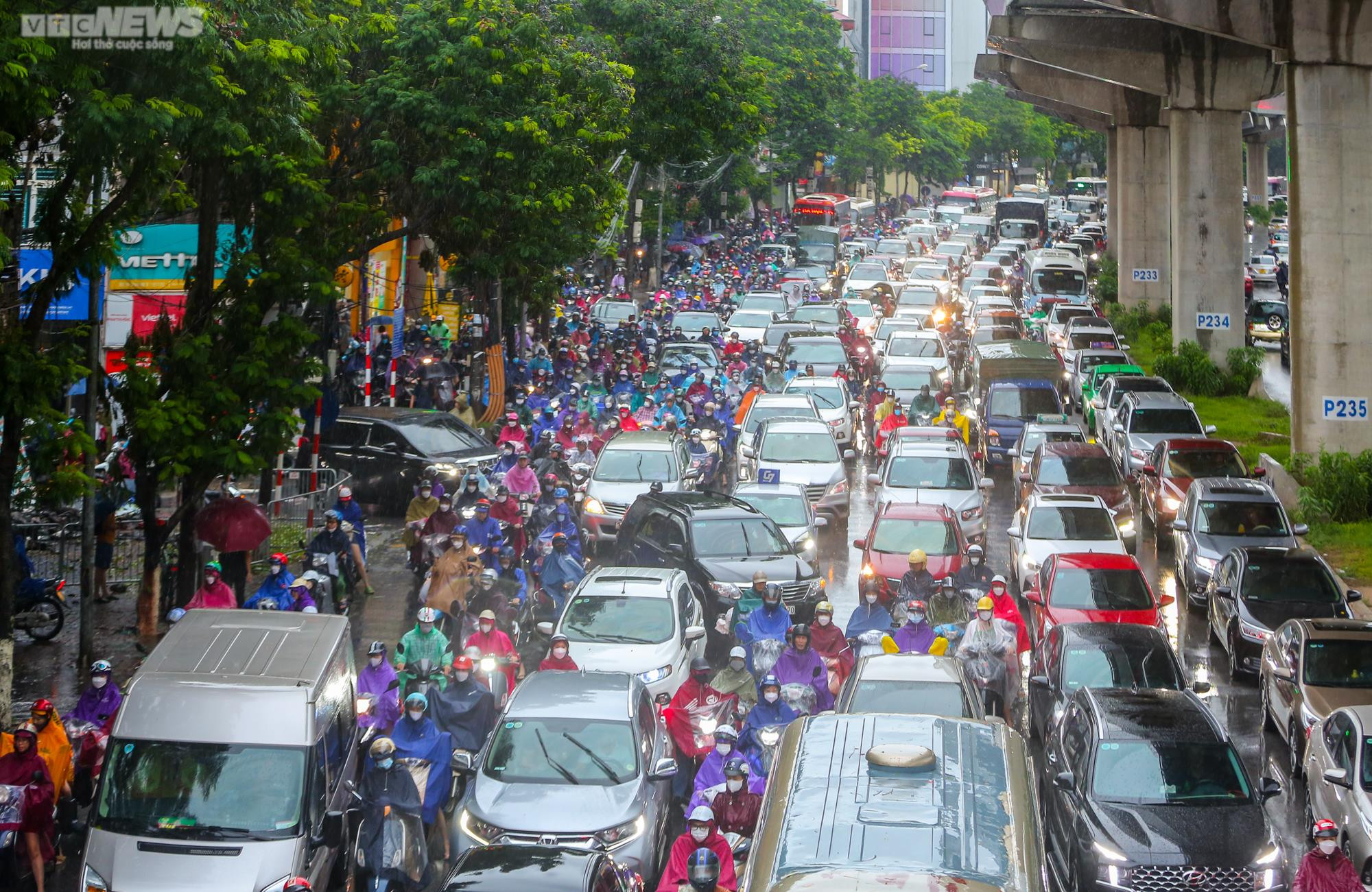 Ảnh: Hàng loạt xe chết máy khi cố gắng vượt biển nước ở Hà Nội - 13