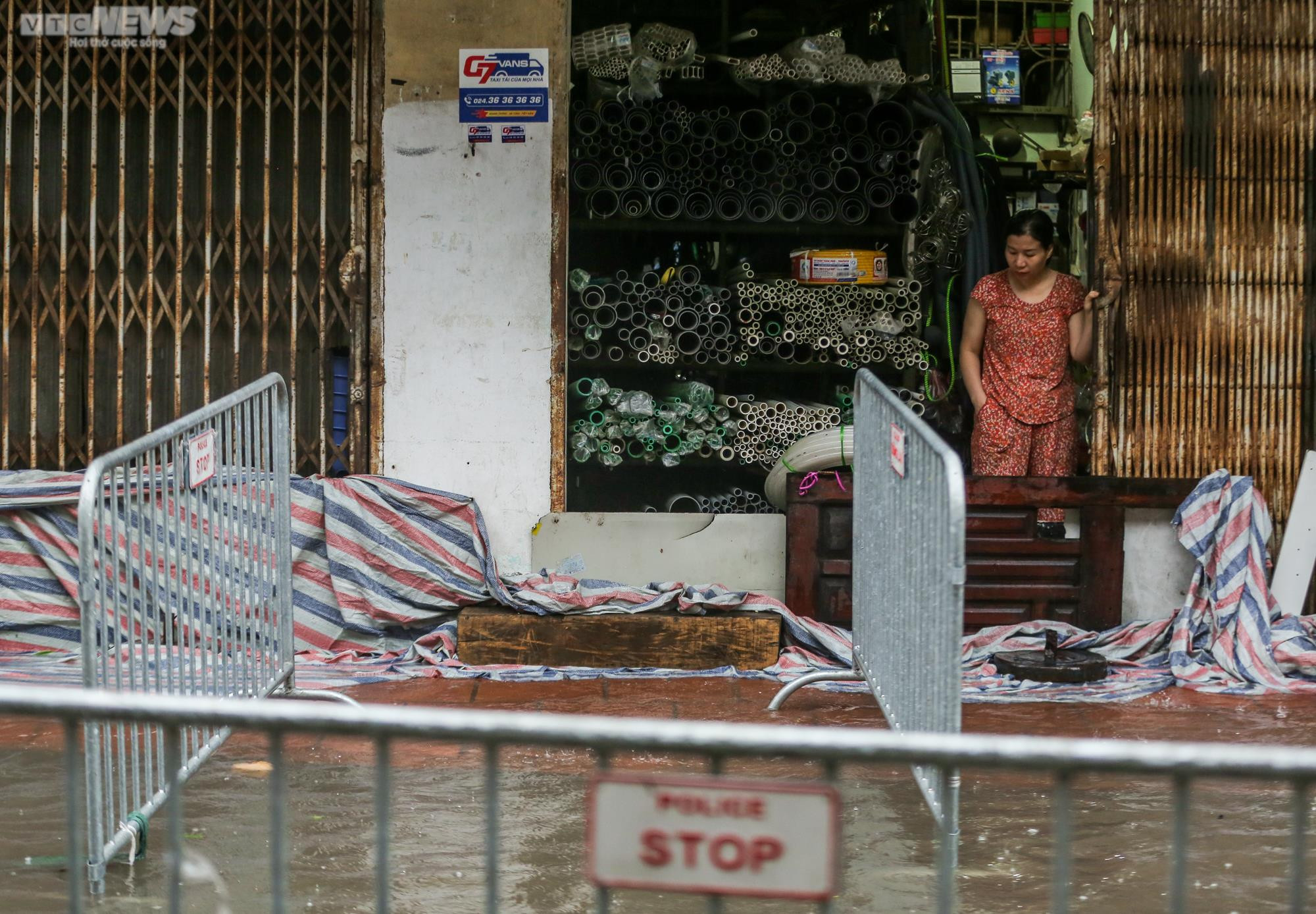 Ảnh: Hàng loạt xe chết máy khi cố gắng vượt biển nước ở Hà Nội - 9