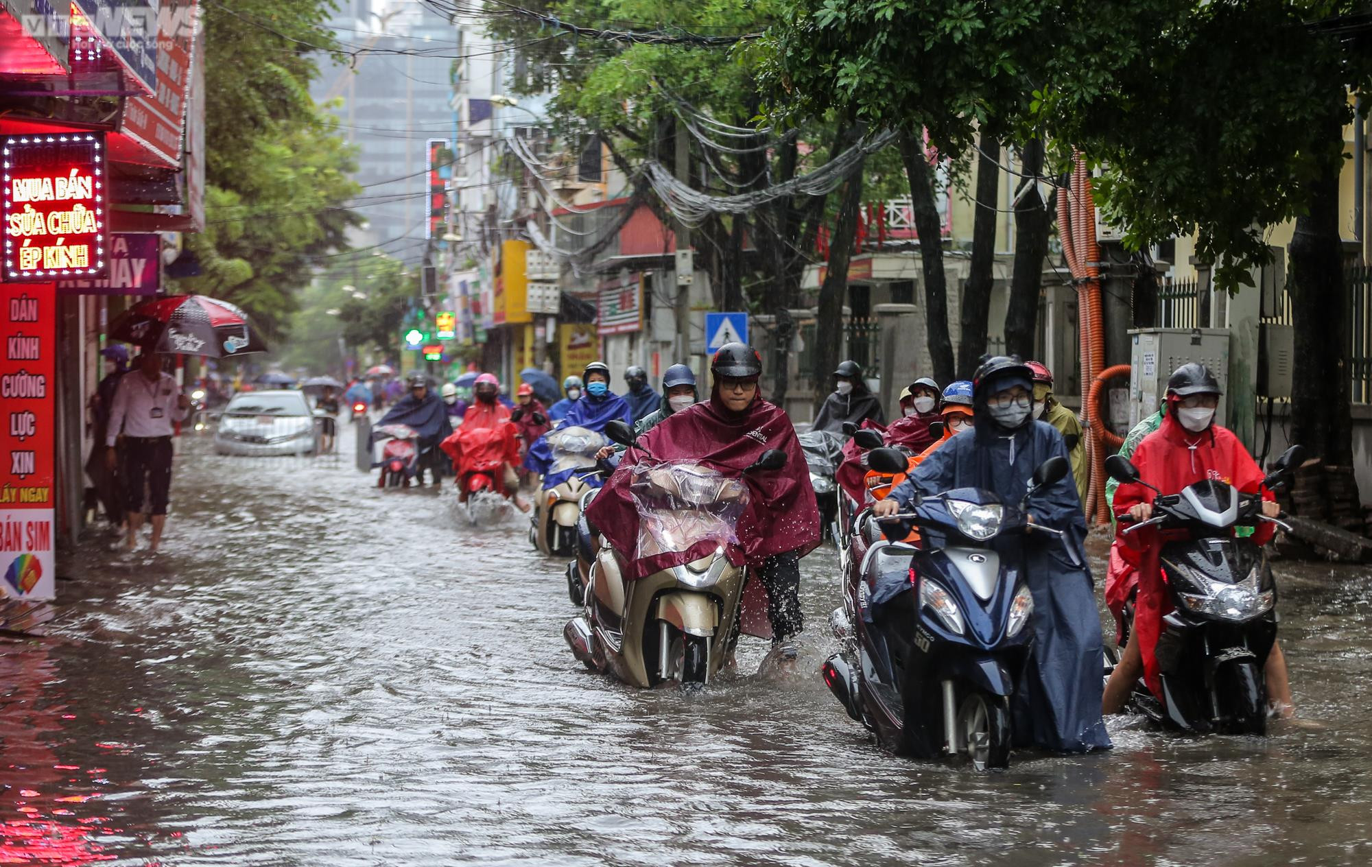 Ảnh: Hàng loạt xe chết máy khi cố gắng vượt biển nước ở Hà Nội - 2