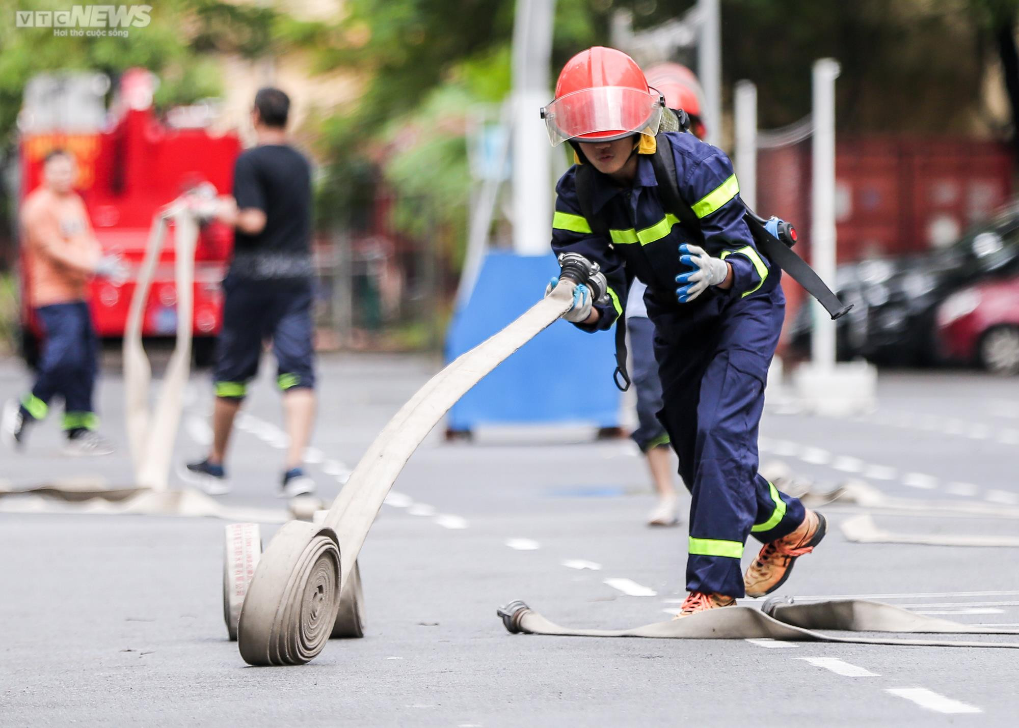 Ảnh: Một ngày tập luyện khắc nghiệt của các chiến sĩ trị 'giặc lửa' - 10