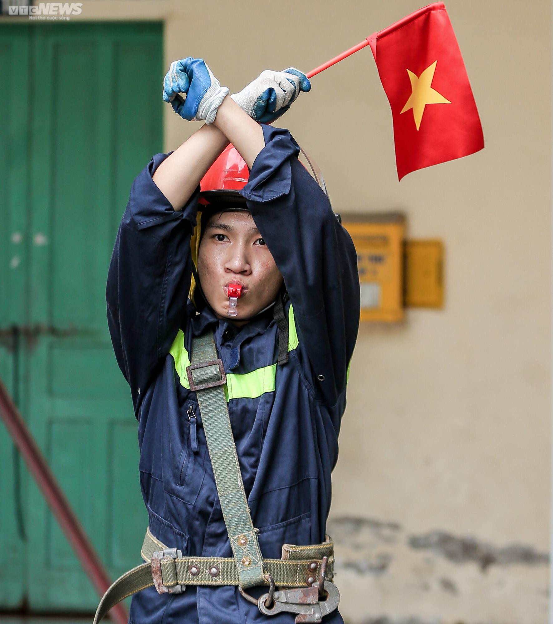 Ảnh: Một ngày tập luyện khắc nghiệt của các chiến sĩ trị 'giặc lửa' - 15