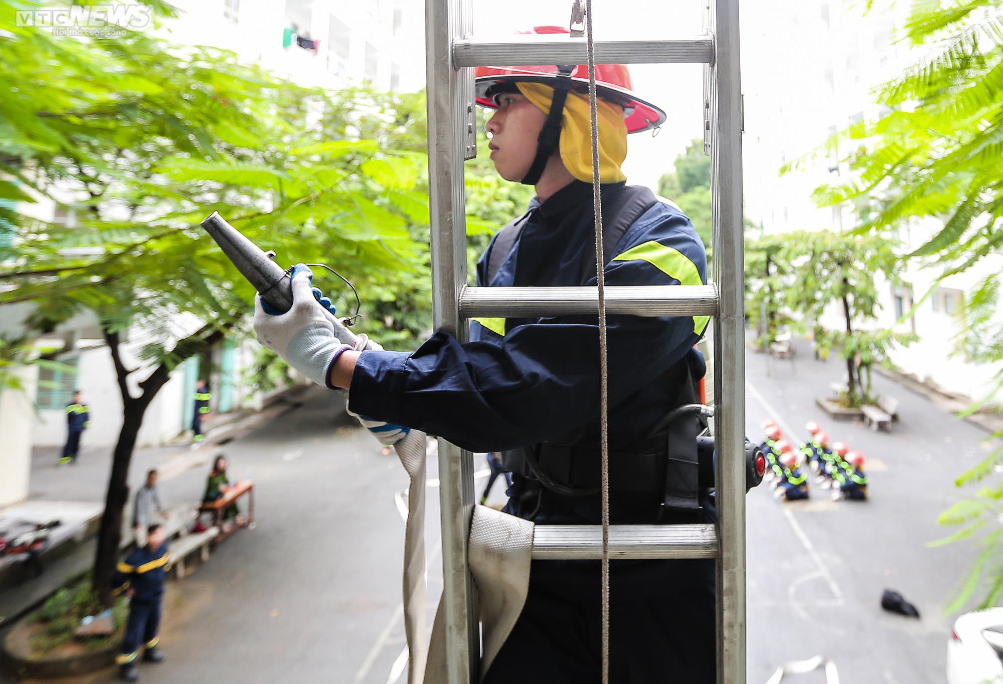 Ảnh: Một ngày tập luyện khắc nghiệt của các chiến sĩ trị 'giặc lửa' - 16