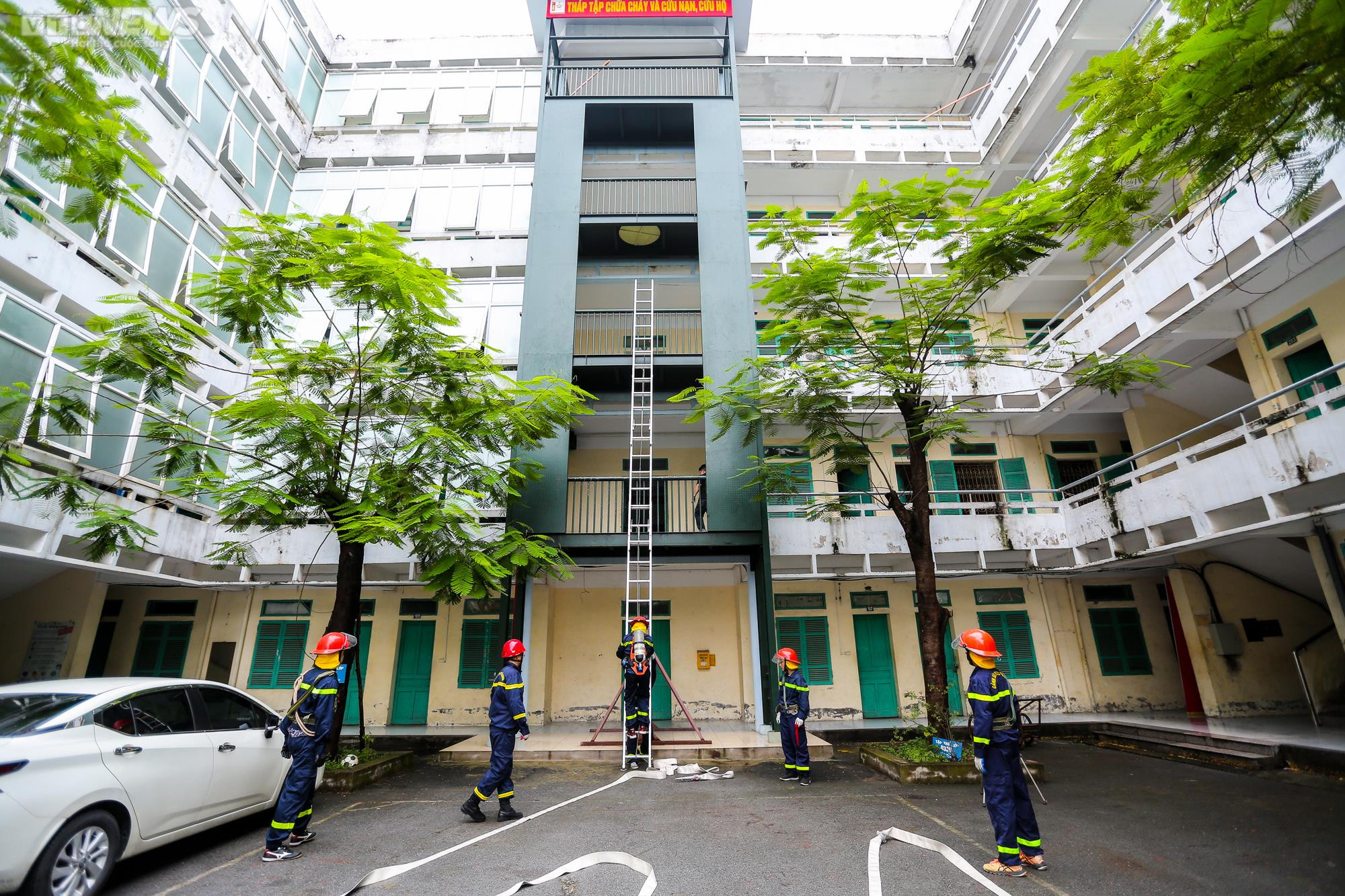 Ảnh: Một ngày tập luyện khắc nghiệt của các chiến sĩ trị 'giặc lửa' - 7