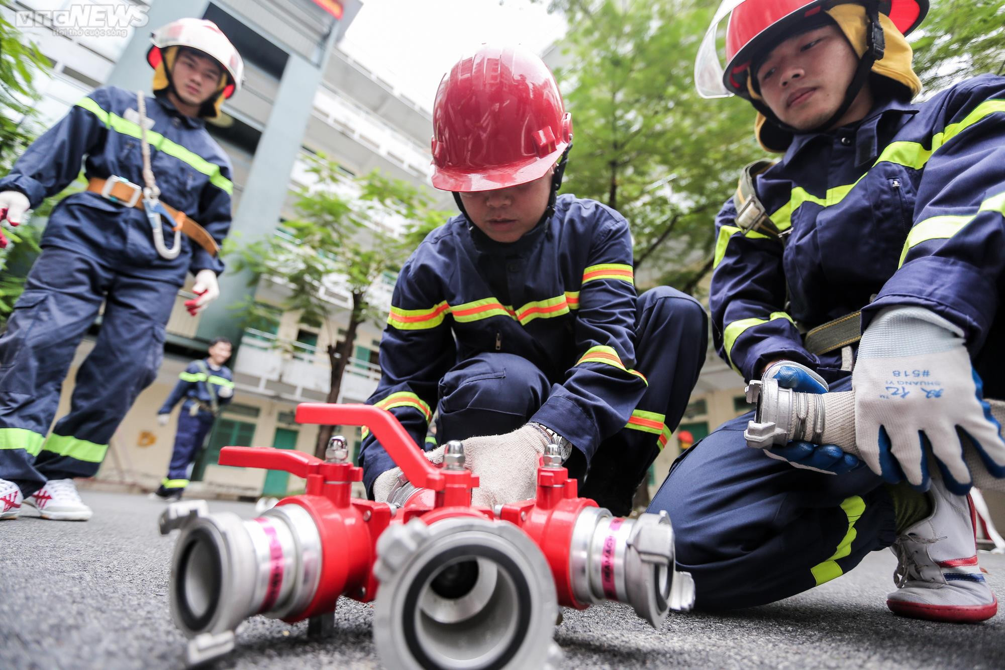 Ảnh: Một ngày tập luyện khắc nghiệt của các chiến sĩ trị 'giặc lửa' - 11