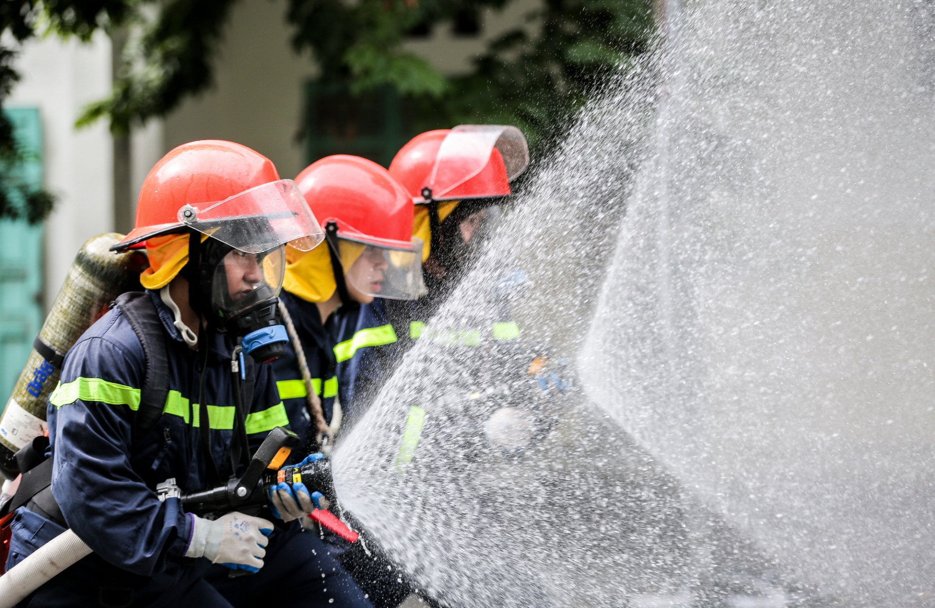 Ảnh: Một ngày tập luyện khắc nghiệt của các chiến sĩ trị 'giặc lửa' - 12