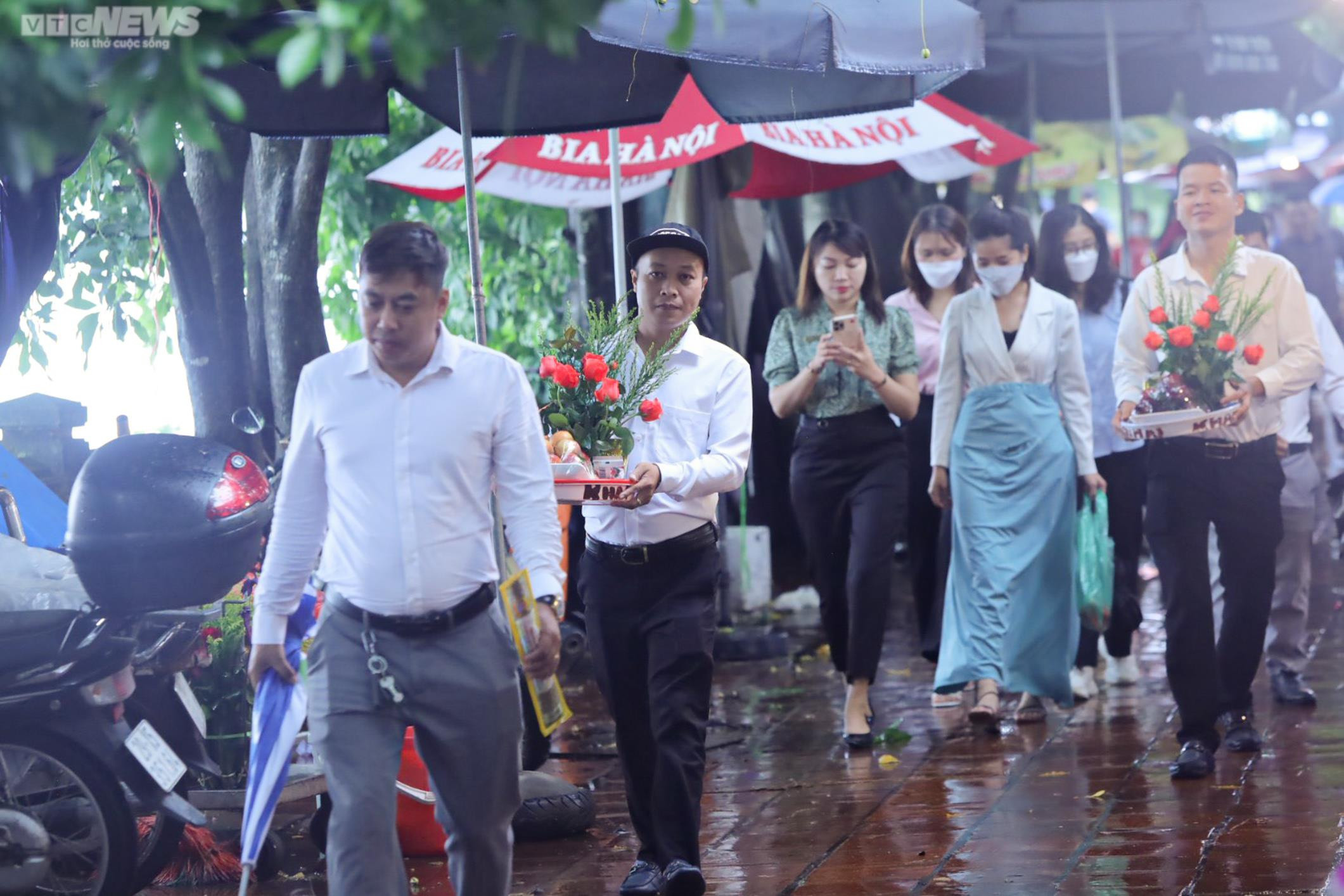 Ảnh: Người Hà Nội đội mưa đi lễ Rằm tháng Bảy ở Phủ Tây Hồ - 1