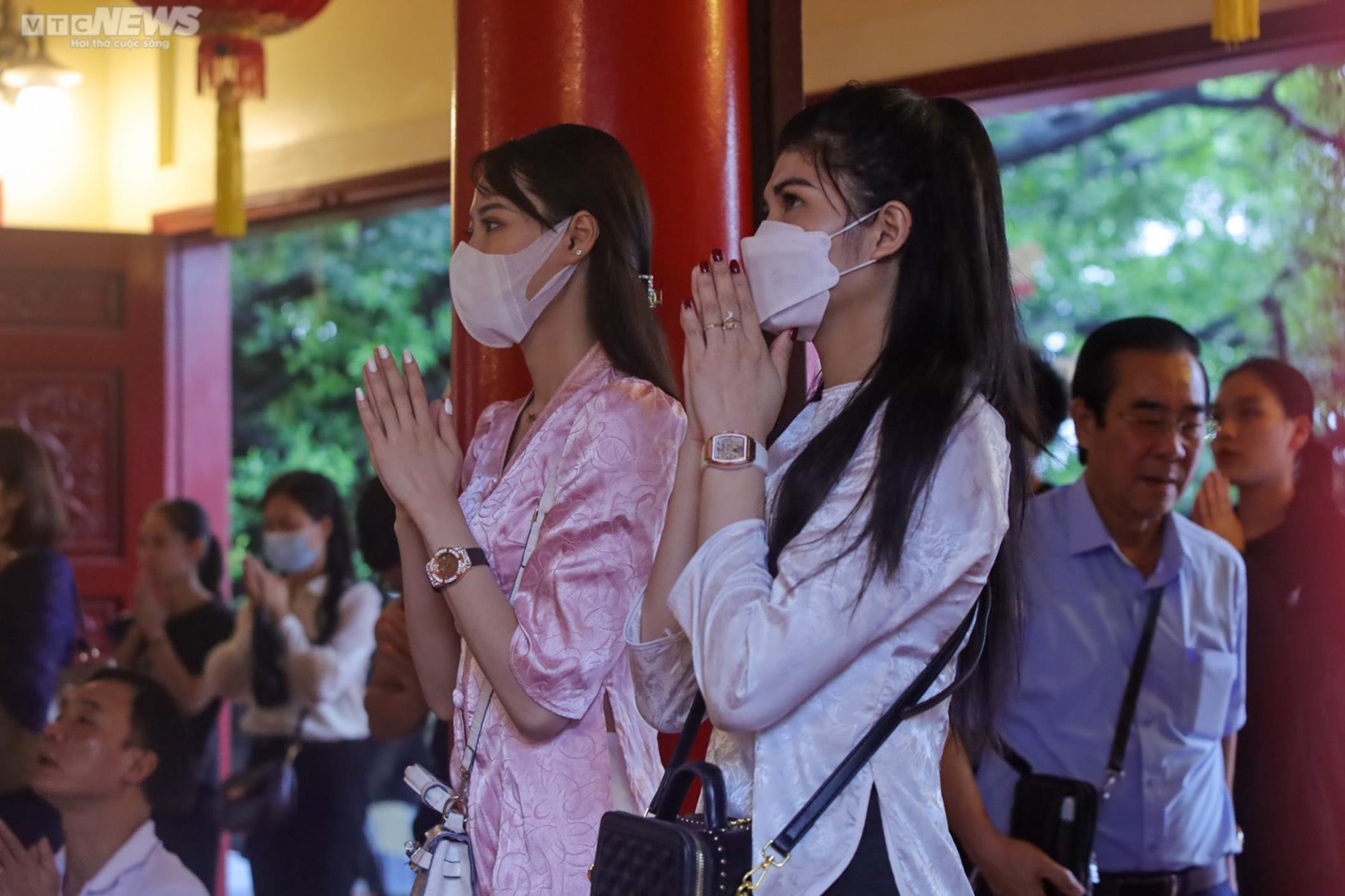 Ảnh: Người Hà Nội đội mưa đi lễ Rằm tháng Bảy ở Phủ Tây Hồ - 10