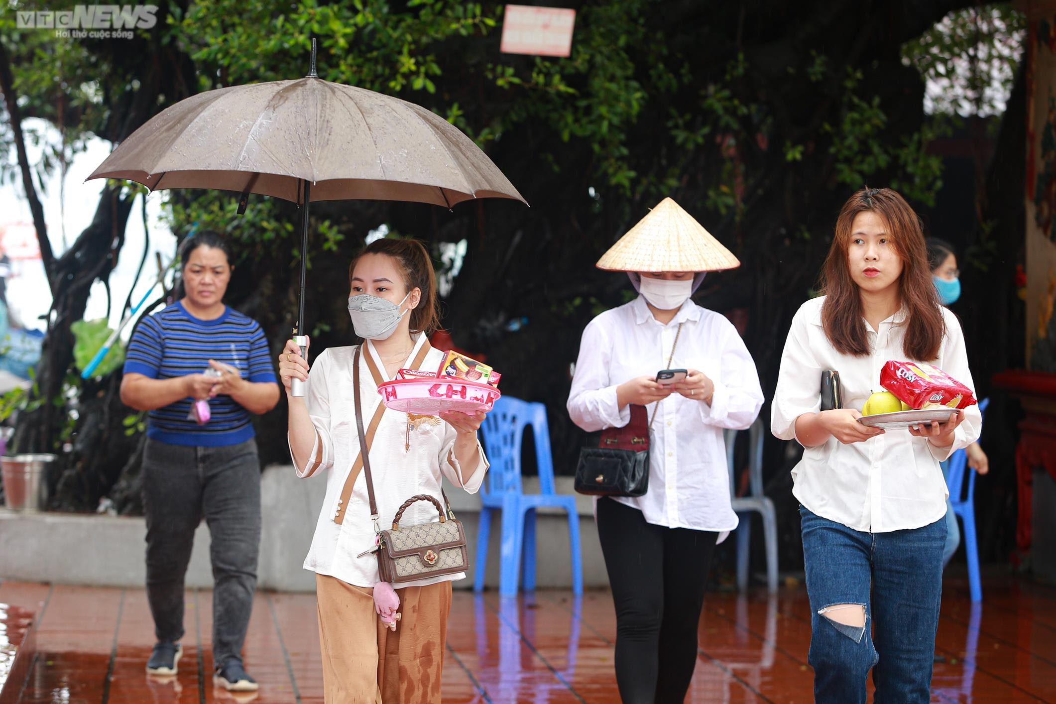 Ảnh: Người Hà Nội đội mưa đi lễ Rằm tháng Bảy ở Phủ Tây Hồ - 2