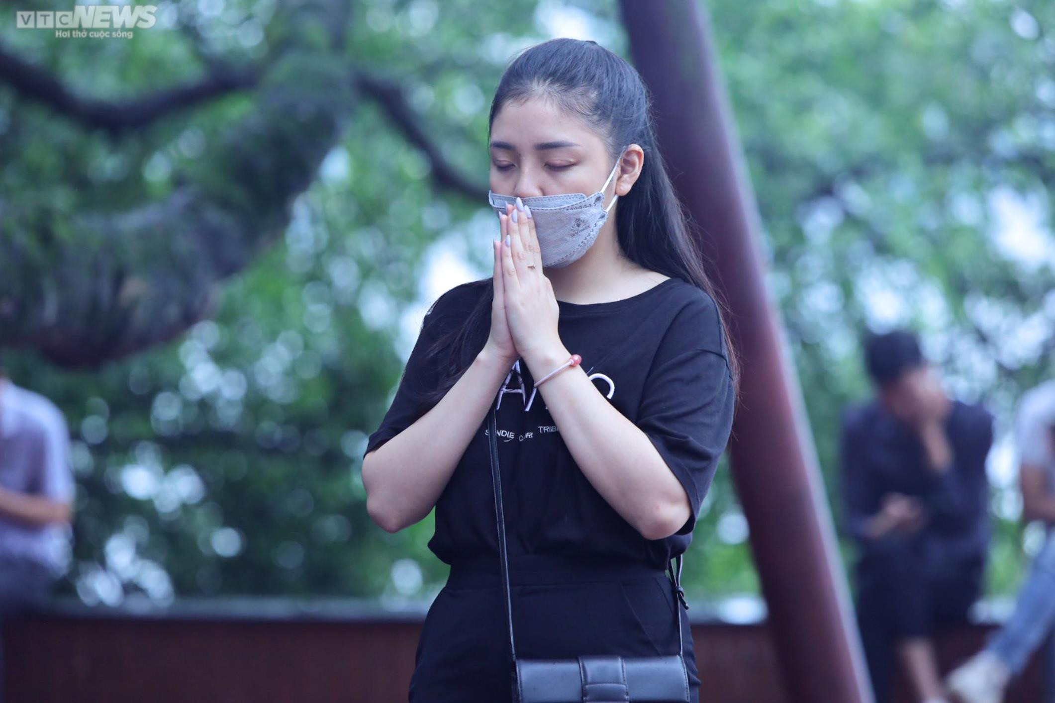 Ảnh: Người Hà Nội đội mưa đi lễ Rằm tháng Bảy ở Phủ Tây Hồ - 11