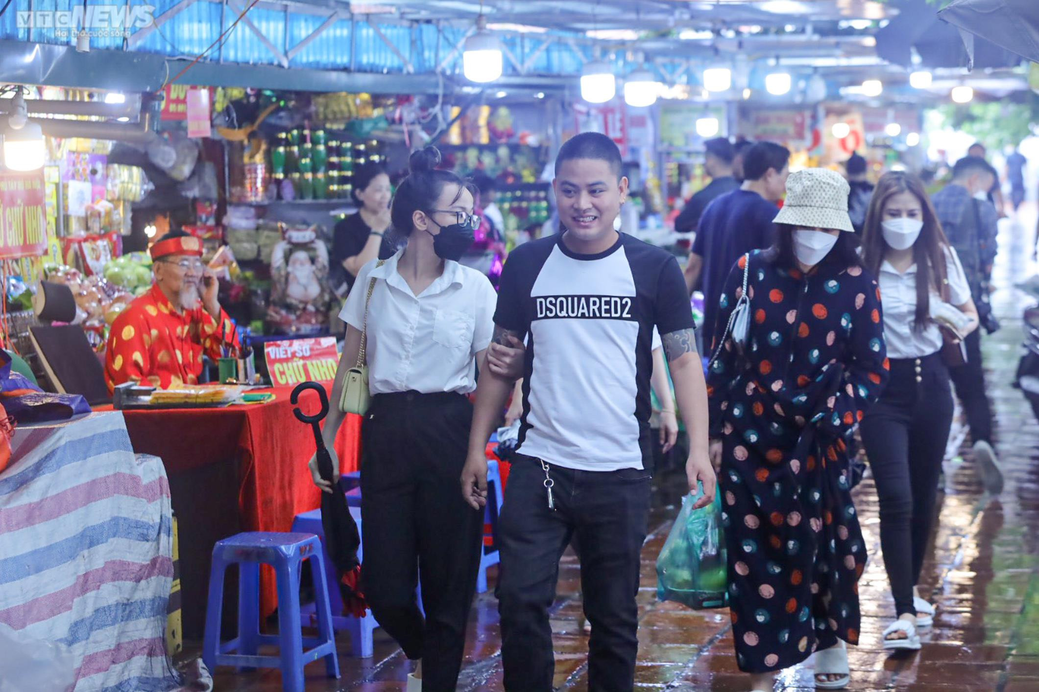 Ảnh: Người Hà Nội đội mưa đi lễ Rằm tháng Bảy ở Phủ Tây Hồ - 3