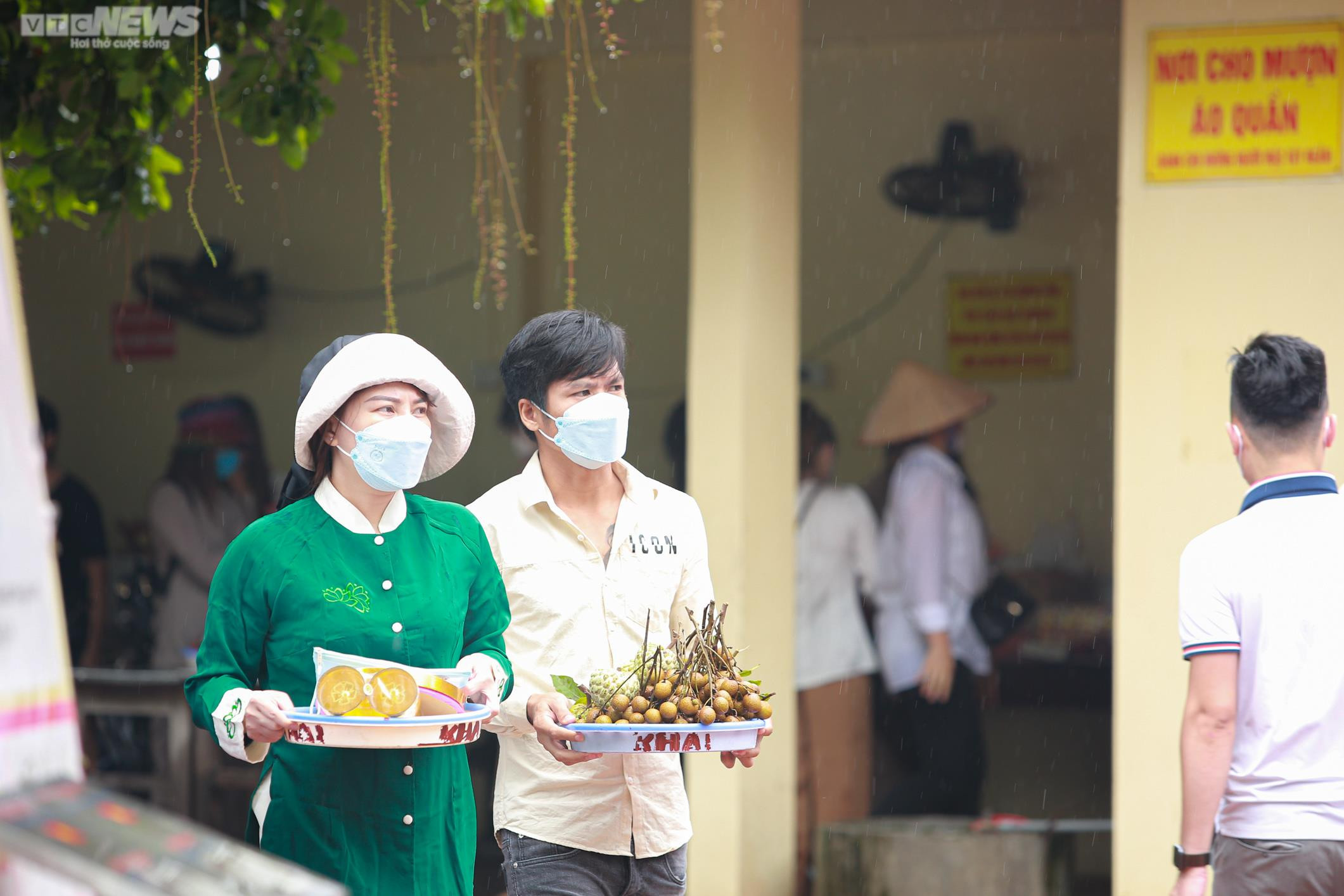 Ảnh: Người Hà Nội đội mưa đi lễ Rằm tháng Bảy ở Phủ Tây Hồ - 6