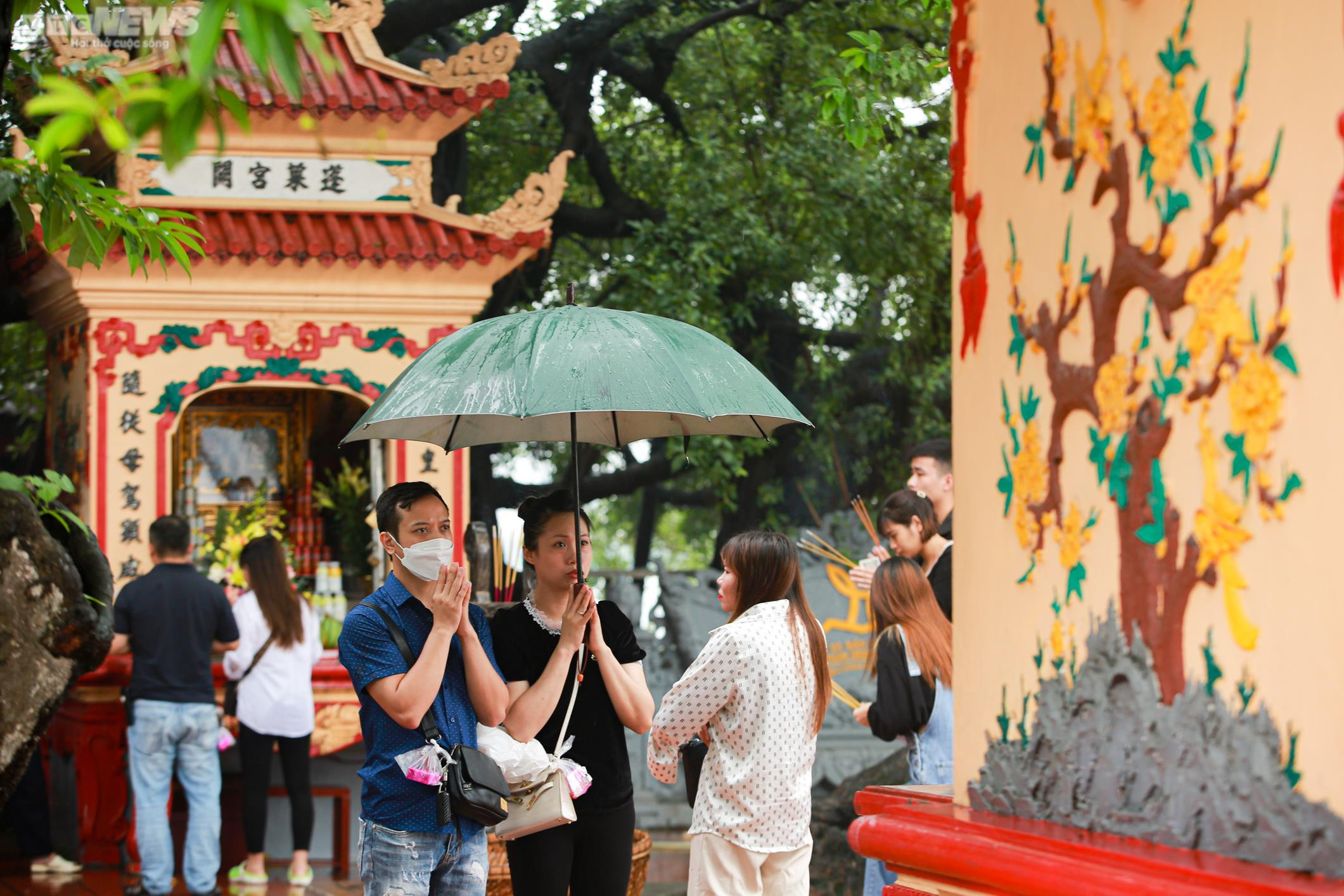 Ảnh: Người Hà Nội đội mưa đi lễ Rằm tháng Bảy ở Phủ Tây Hồ - 12