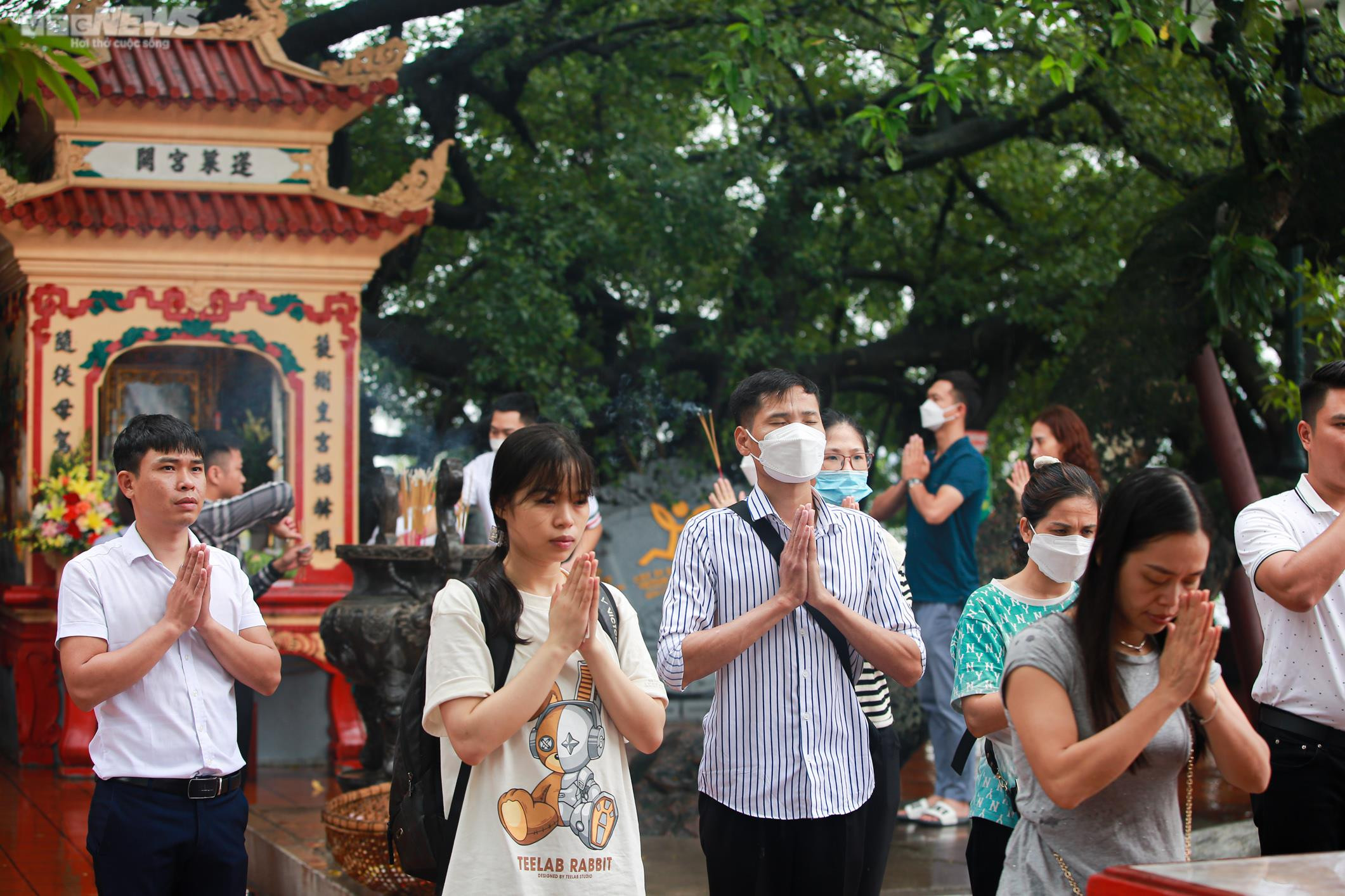 Ảnh: Người Hà Nội đội mưa đi lễ Rằm tháng Bảy ở Phủ Tây Hồ - 7