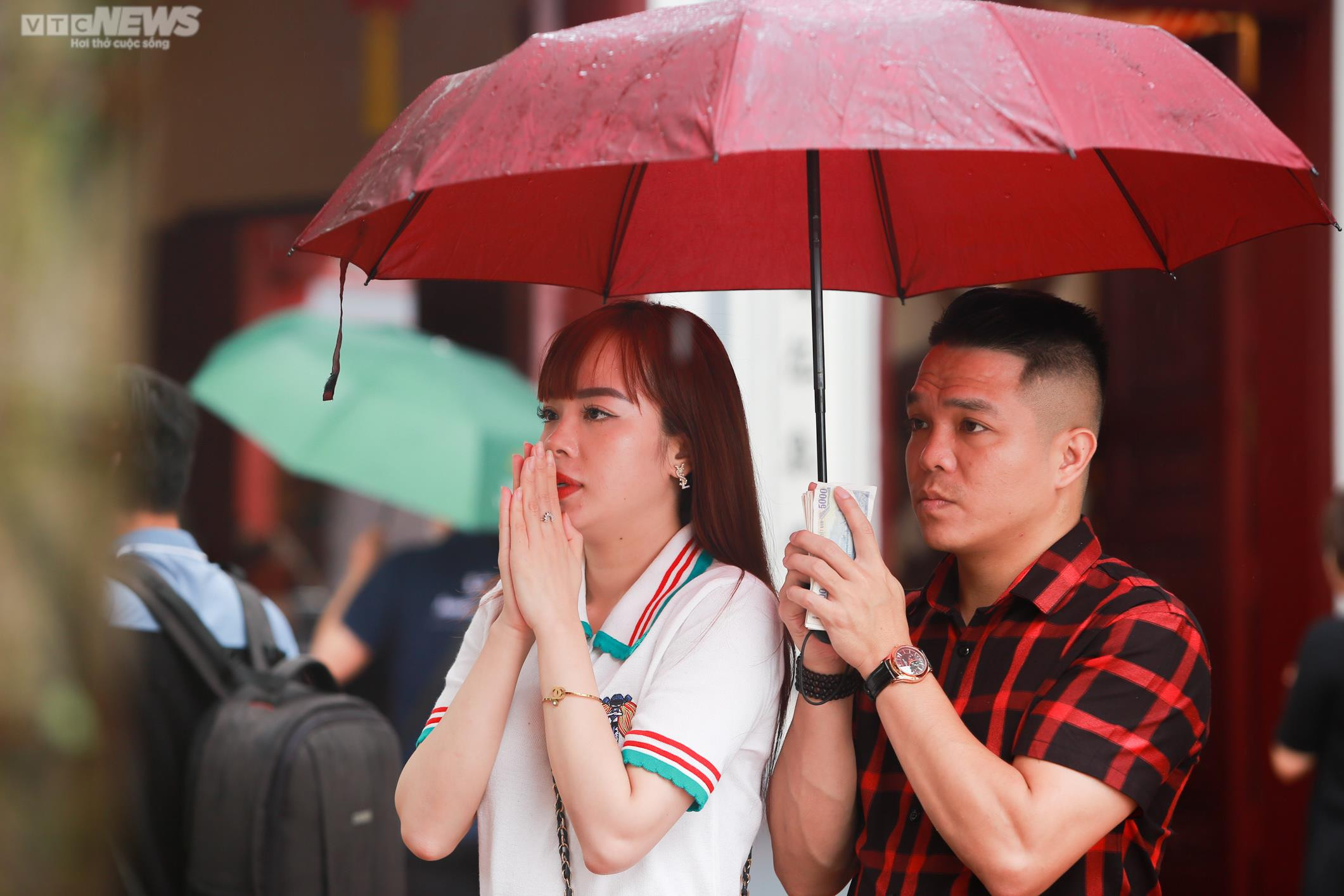 Ảnh: Người Hà Nội đội mưa đi lễ Rằm tháng Bảy ở Phủ Tây Hồ - 8