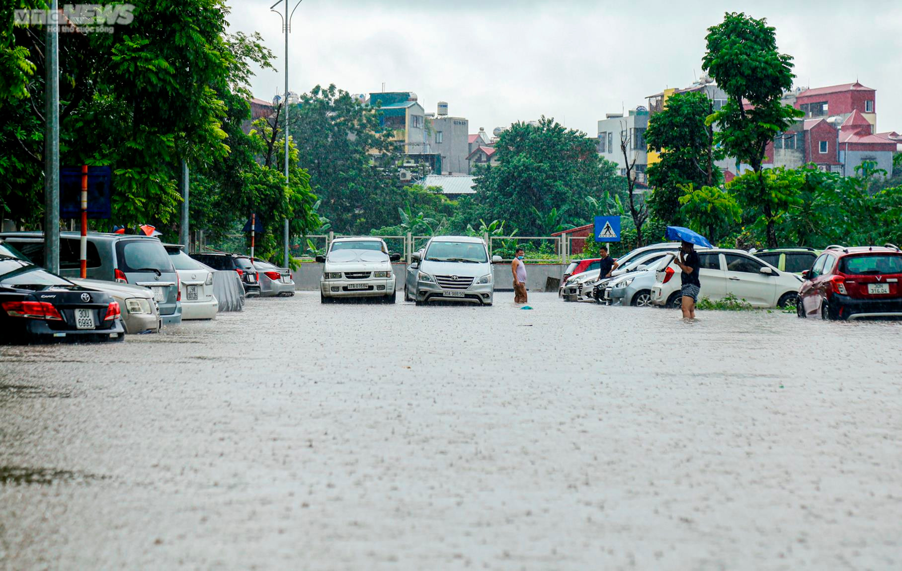 Ô tô ngập nước nằm la liệt trong khu chung cư Hà Nội, chủ xe hì hục giải cứu - 1