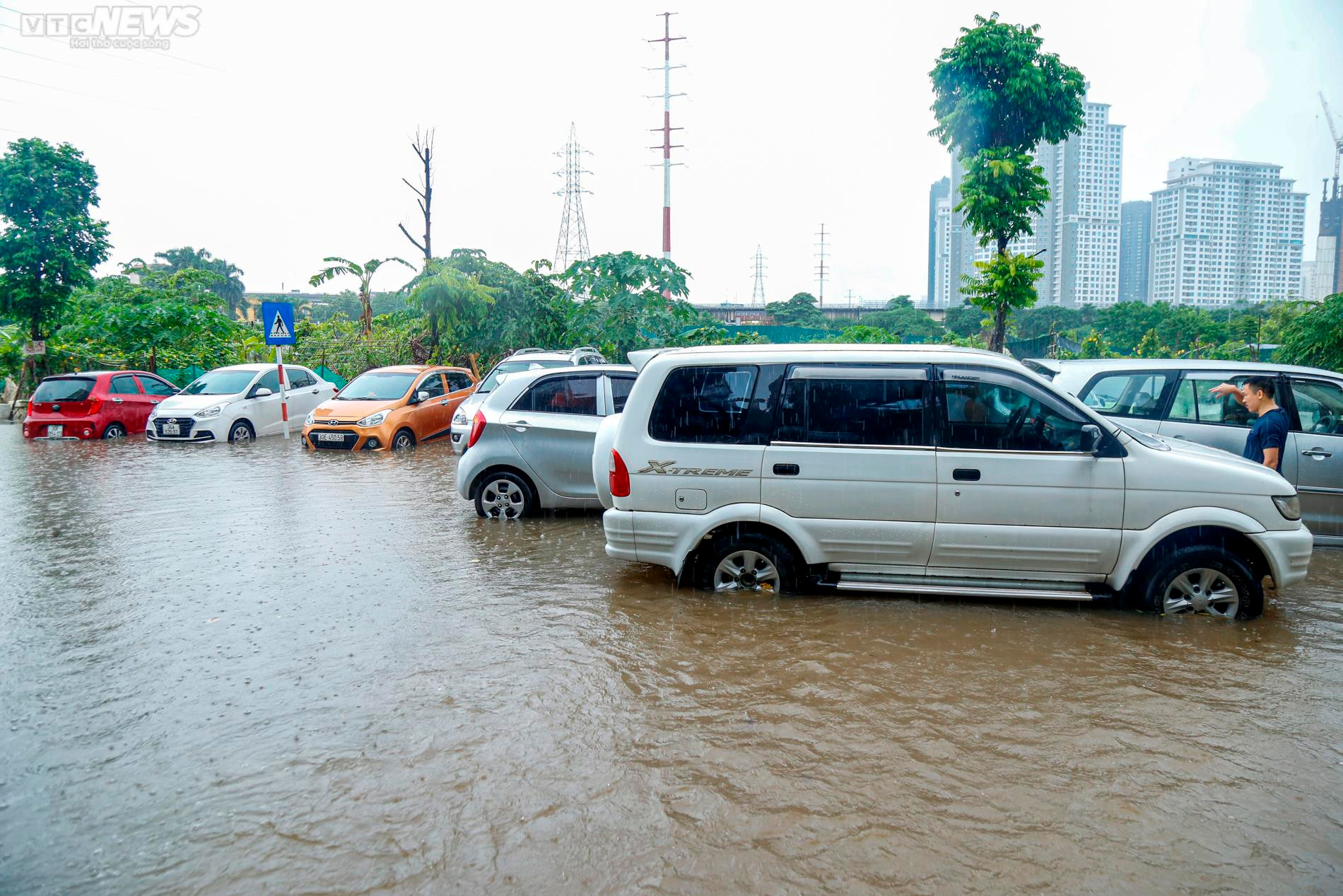 Ô tô ngập nước nằm la liệt trong khu chung cư Hà Nội, chủ xe hì hục giải cứu - 3