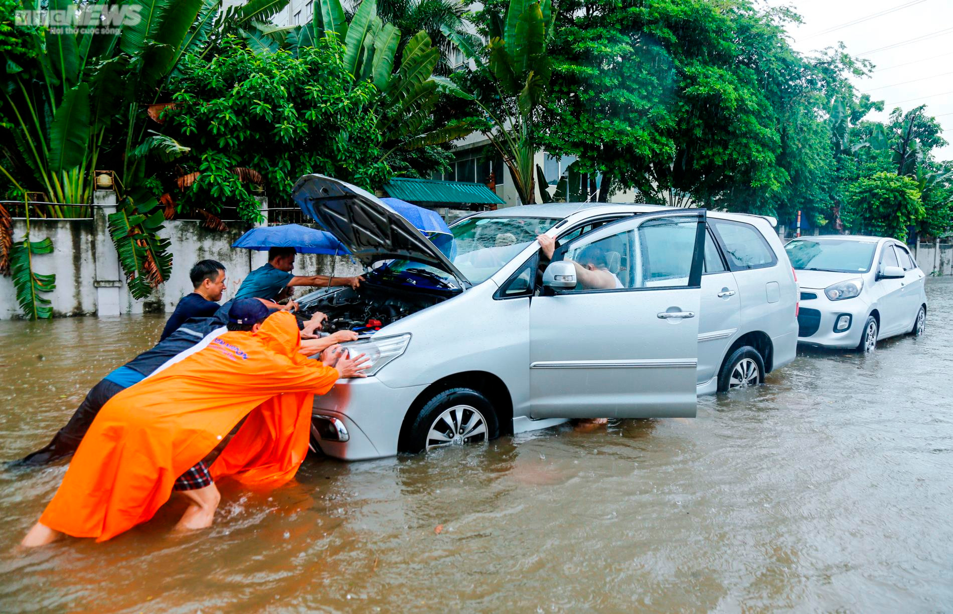 Ô tô ngập nước nằm la liệt trong khu chung cư Hà Nội, chủ xe hì hục giải cứu - 6