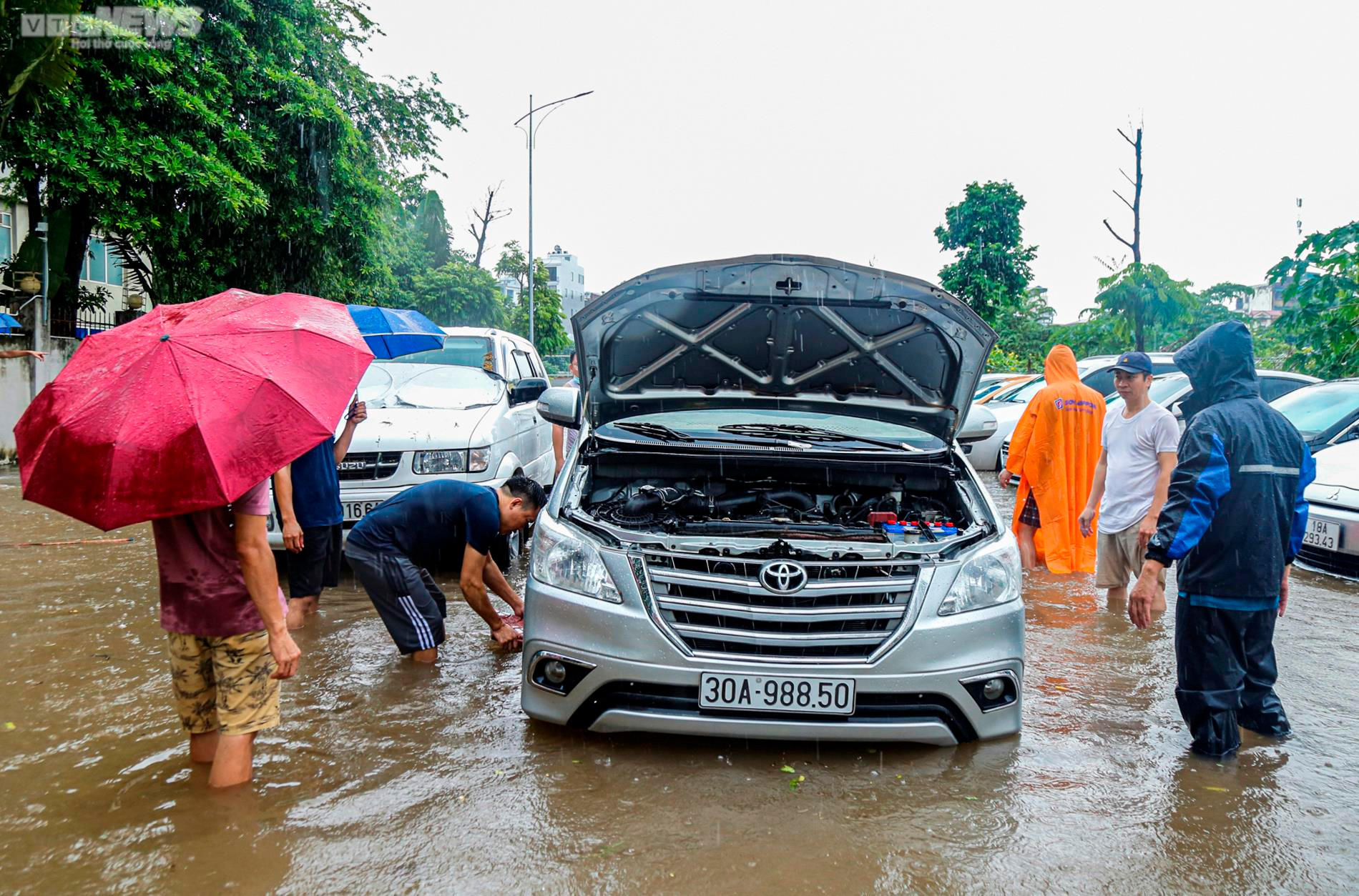 Ô tô ngập nước nằm la liệt trong khu chung cư Hà Nội, chủ xe hì hục giải cứu - 5