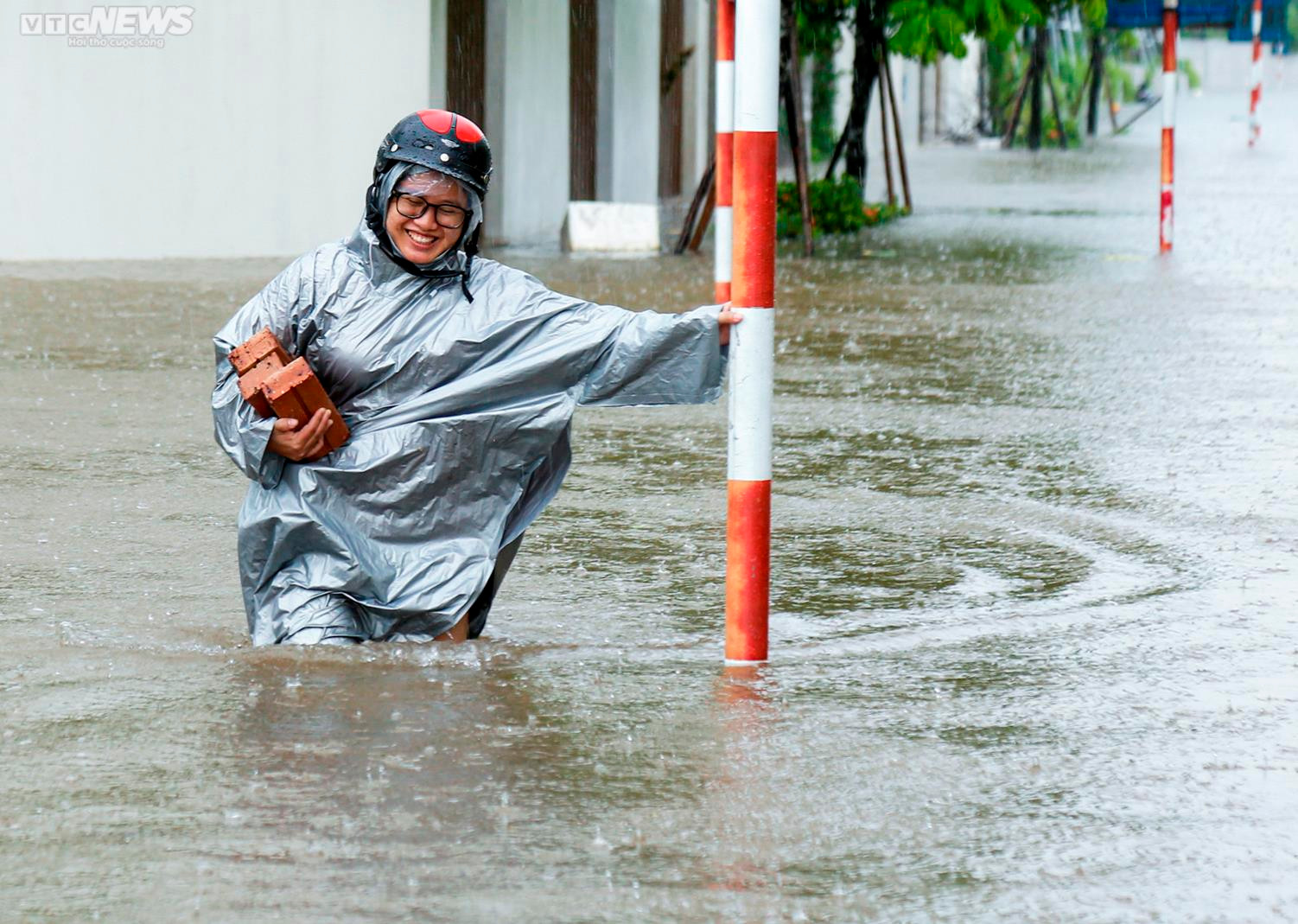Ô tô ngập nước nằm la liệt trong khu chung cư Hà Nội, chủ xe hì hục giải cứu - 9