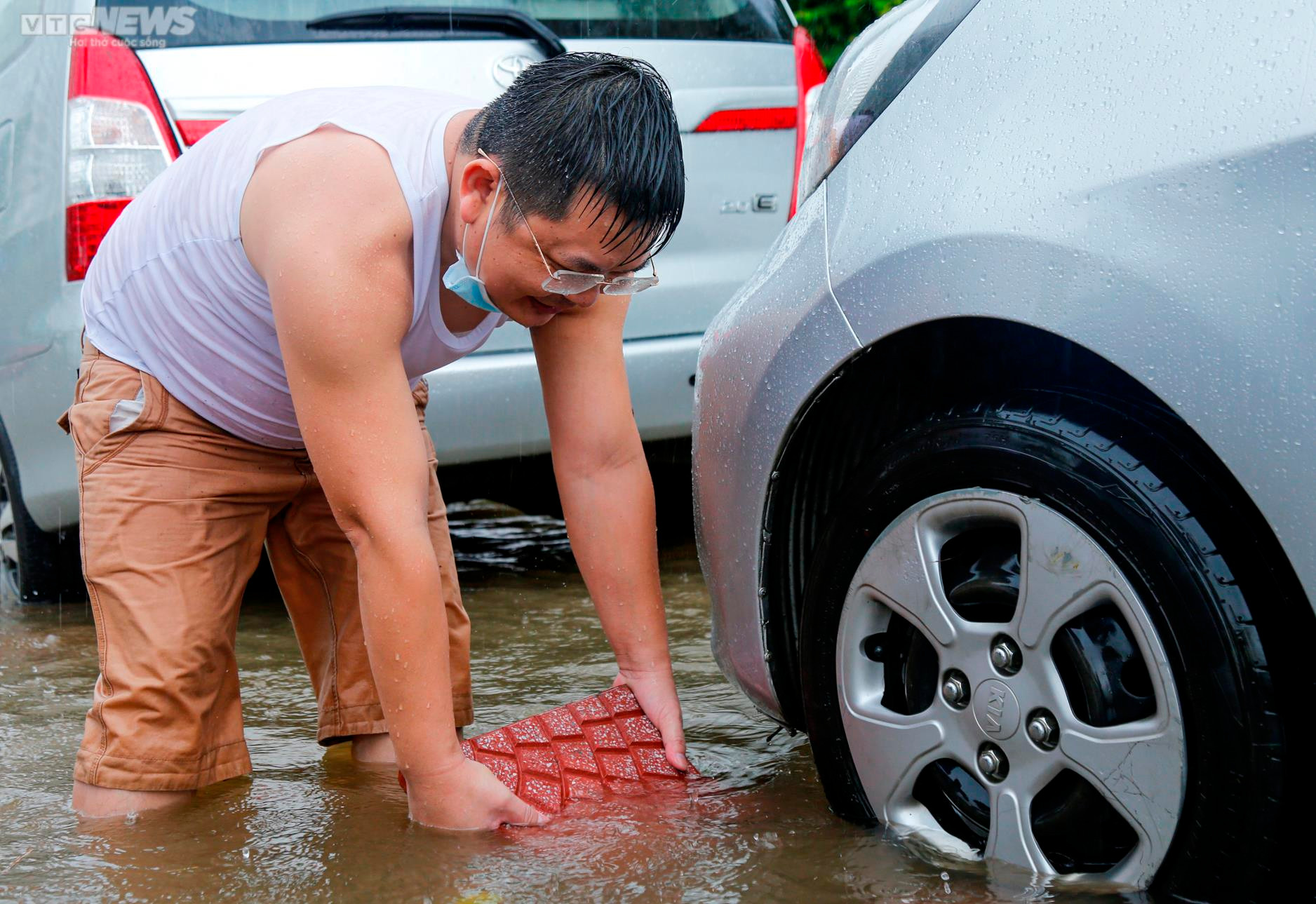 Ô tô ngập nước nằm la liệt trong khu chung cư Hà Nội, chủ xe hì hục giải cứu - 4