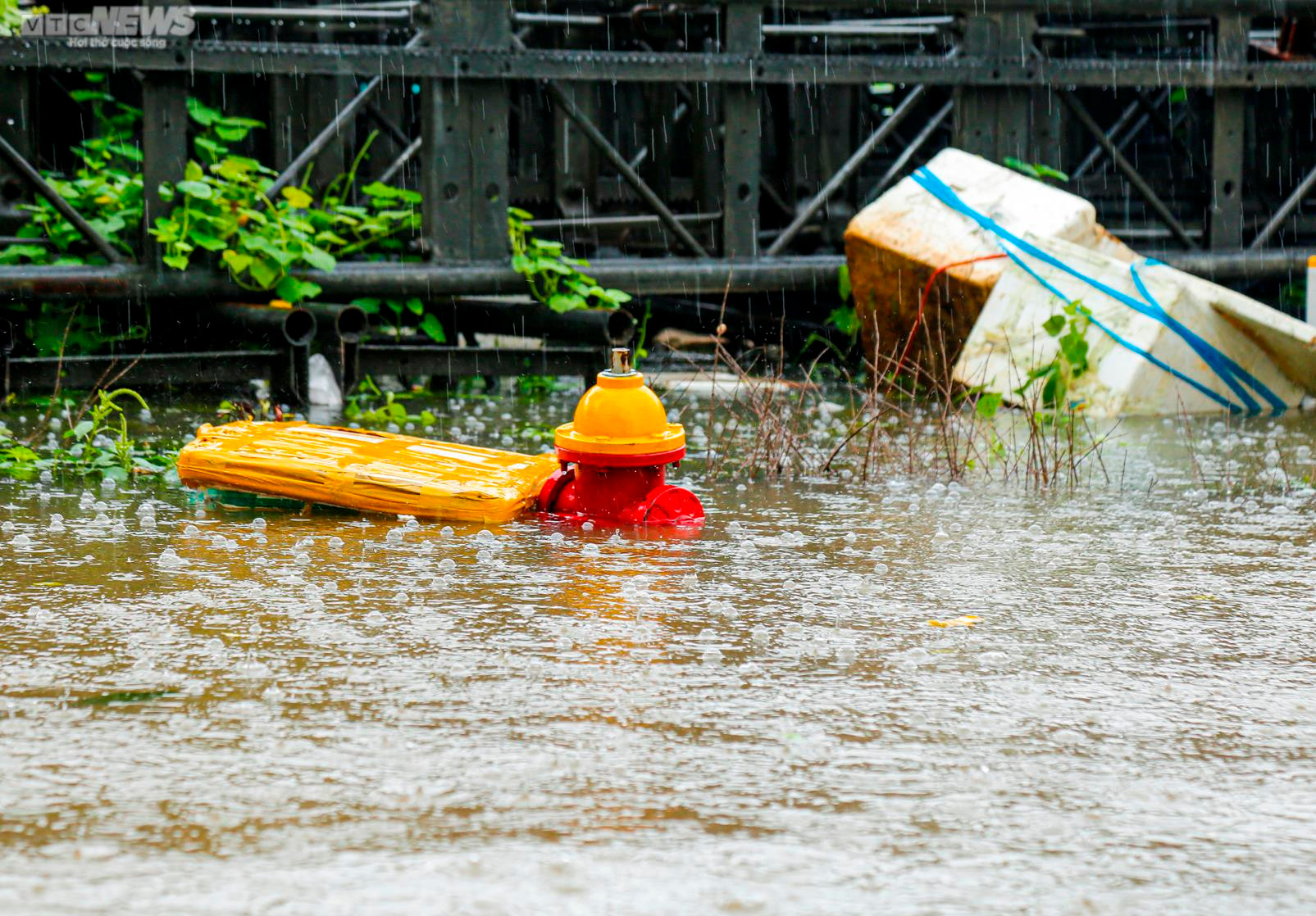 Ô tô ngập nước nằm la liệt trong khu chung cư Hà Nội, chủ xe hì hục giải cứu - 11