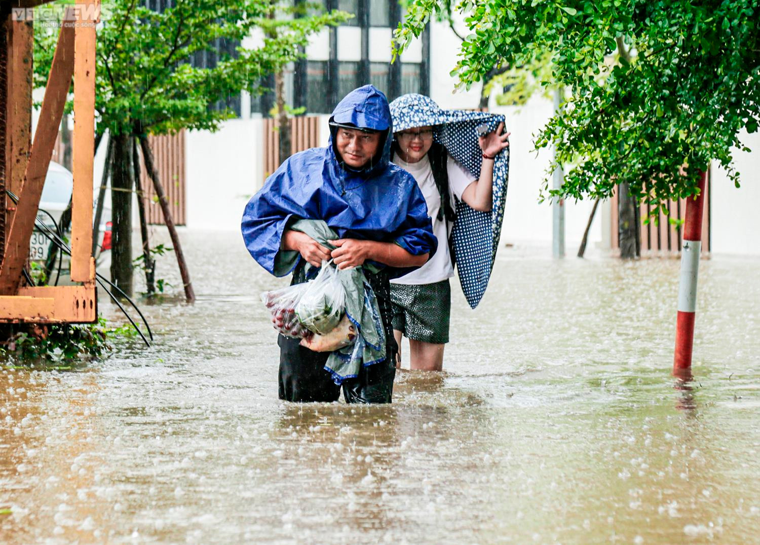 Ô tô ngập nước nằm la liệt trong khu chung cư Hà Nội, chủ xe hì hục giải cứu - 8