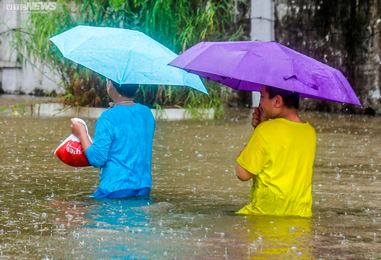 Ô tô ngập nước nằm la liệt trong khu chung cư Hà Nội, chủ xe hì hục giải cứu - 10