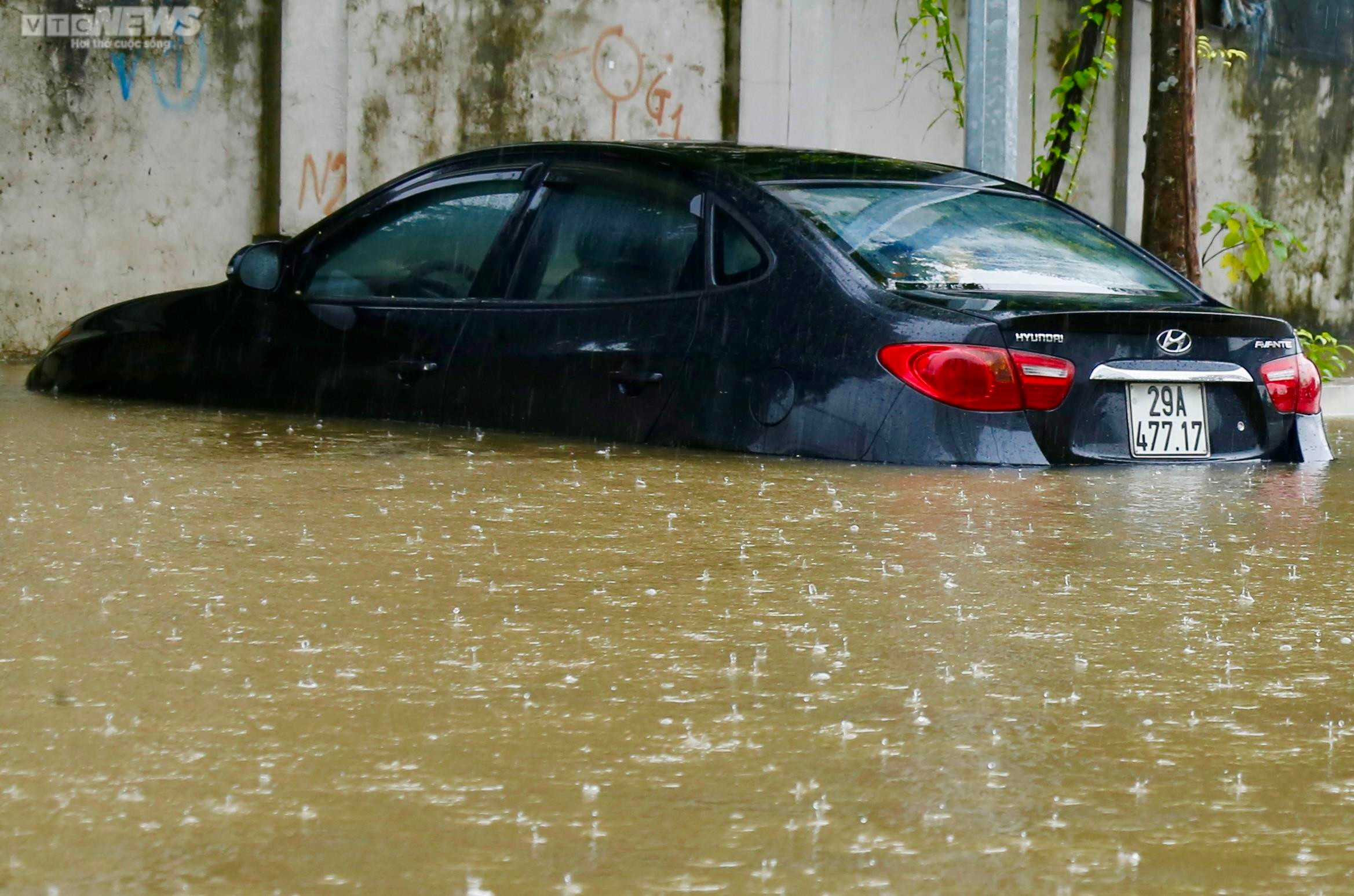 Ô tô ngập nước nằm la liệt trong khu chung cư Hà Nội, chủ xe hì hục giải cứu - 2