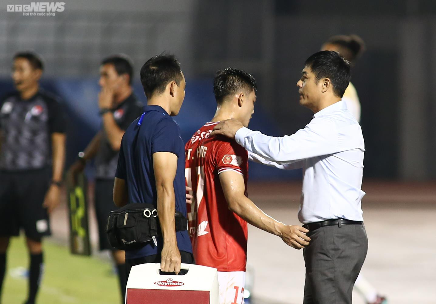 Ngày trở lại đáng quên của HLV Hữu Thắng - 11