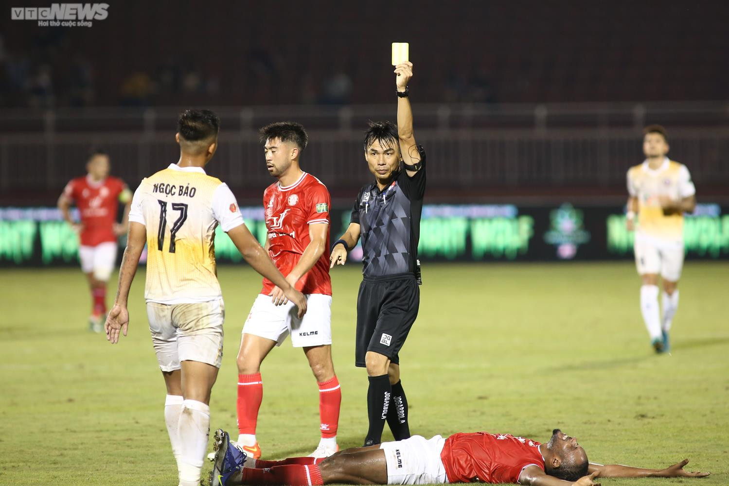 Lee Nguyễn bất lực trong ngày CLB TP.HCM thua ngược - 7