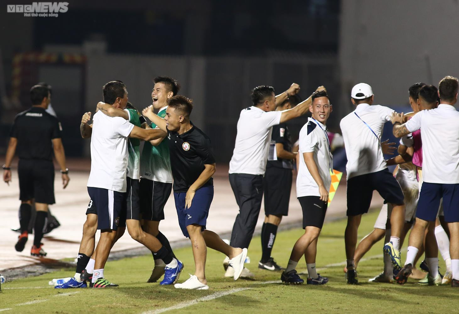 Ngày trở lại đáng quên của HLV Hữu Thắng - 13