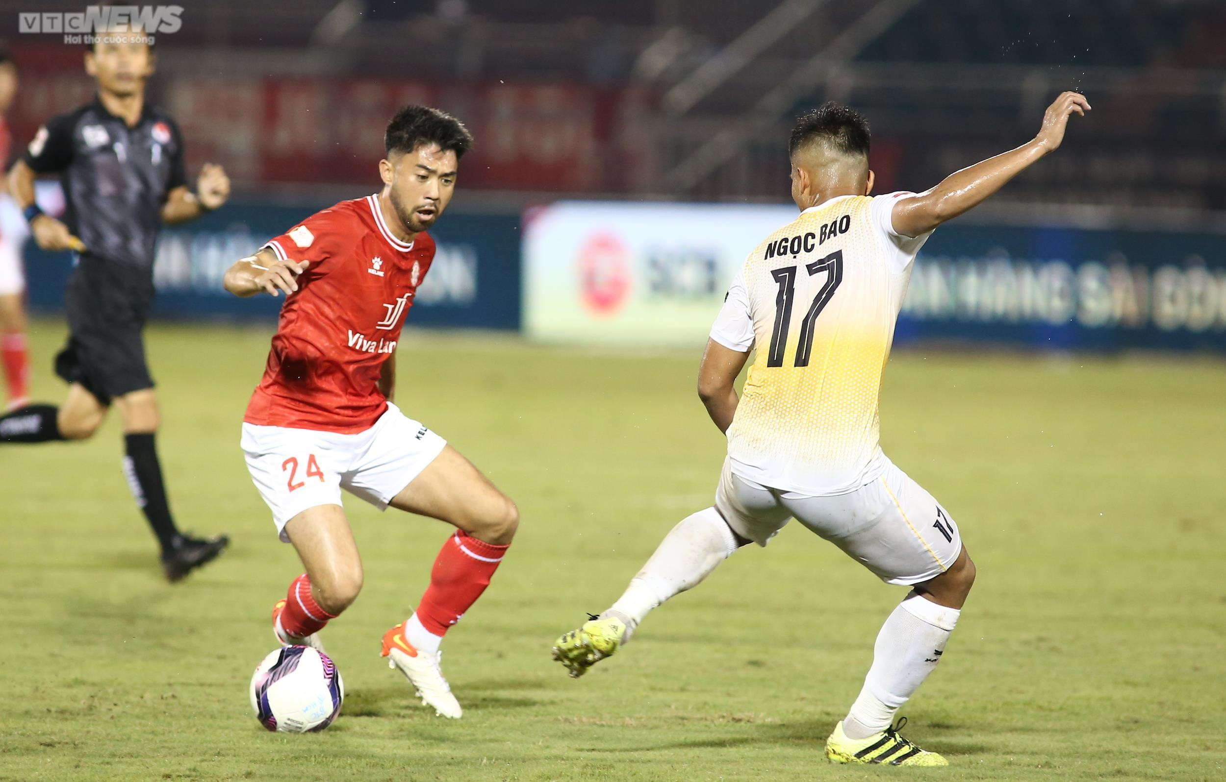 Lee Nguyễn bất lực trong ngày CLB TP.HCM thua ngược - 4