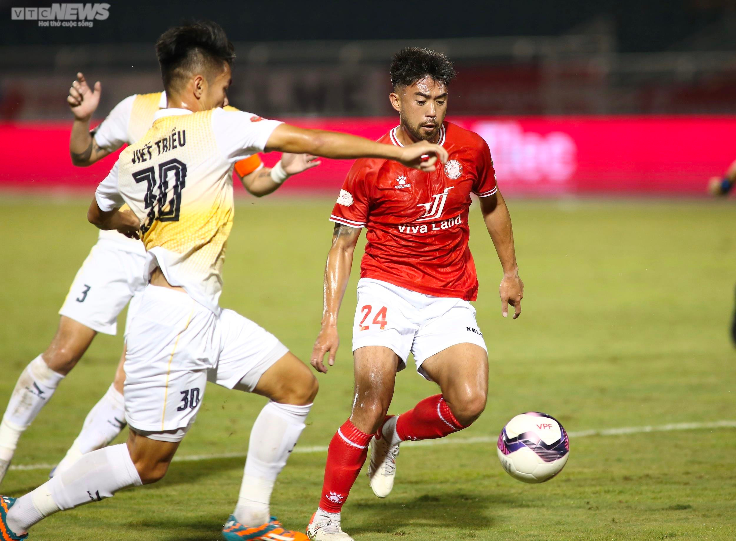 Lee Nguyễn bất lực trong ngày CLB TP.HCM thua ngược - 3