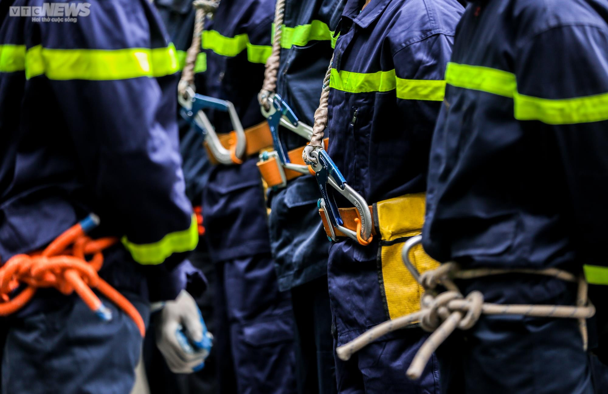 Ảnh: Một ngày tập luyện khắc nghiệt của các chiến sĩ trị 'giặc lửa' - 18