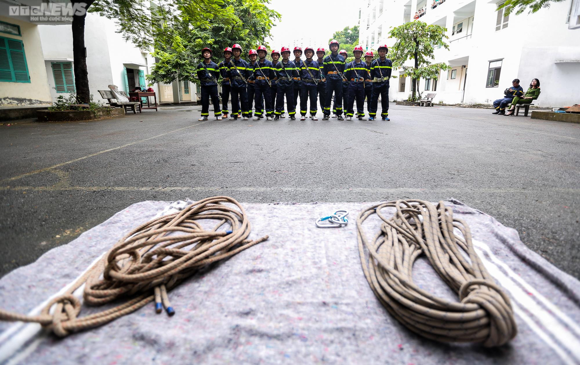 Ảnh: Một ngày tập luyện khắc nghiệt của các chiến sĩ trị 'giặc lửa' - 19