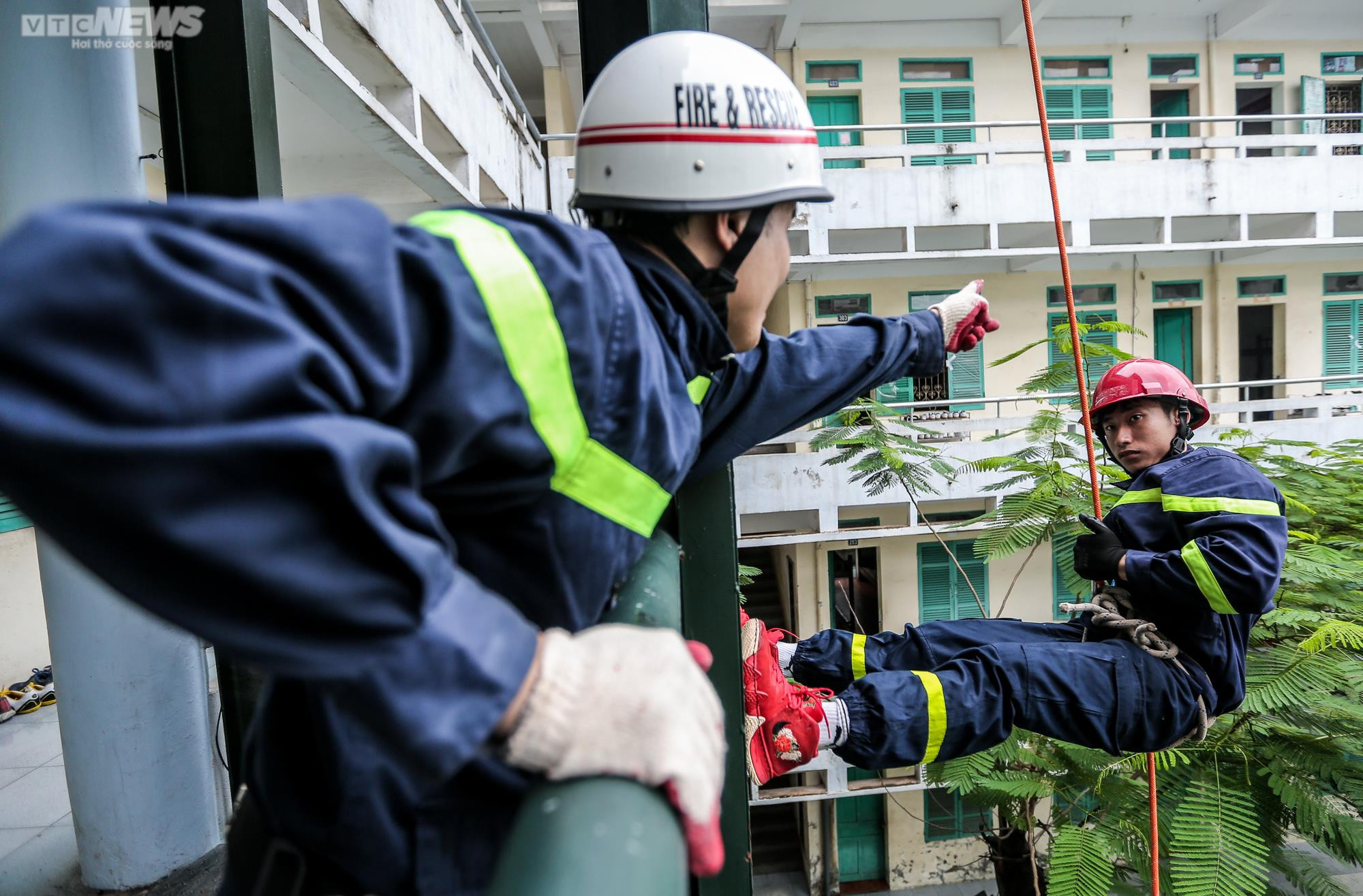 Ảnh: Một ngày tập luyện khắc nghiệt của các chiến sĩ trị 'giặc lửa' - 22