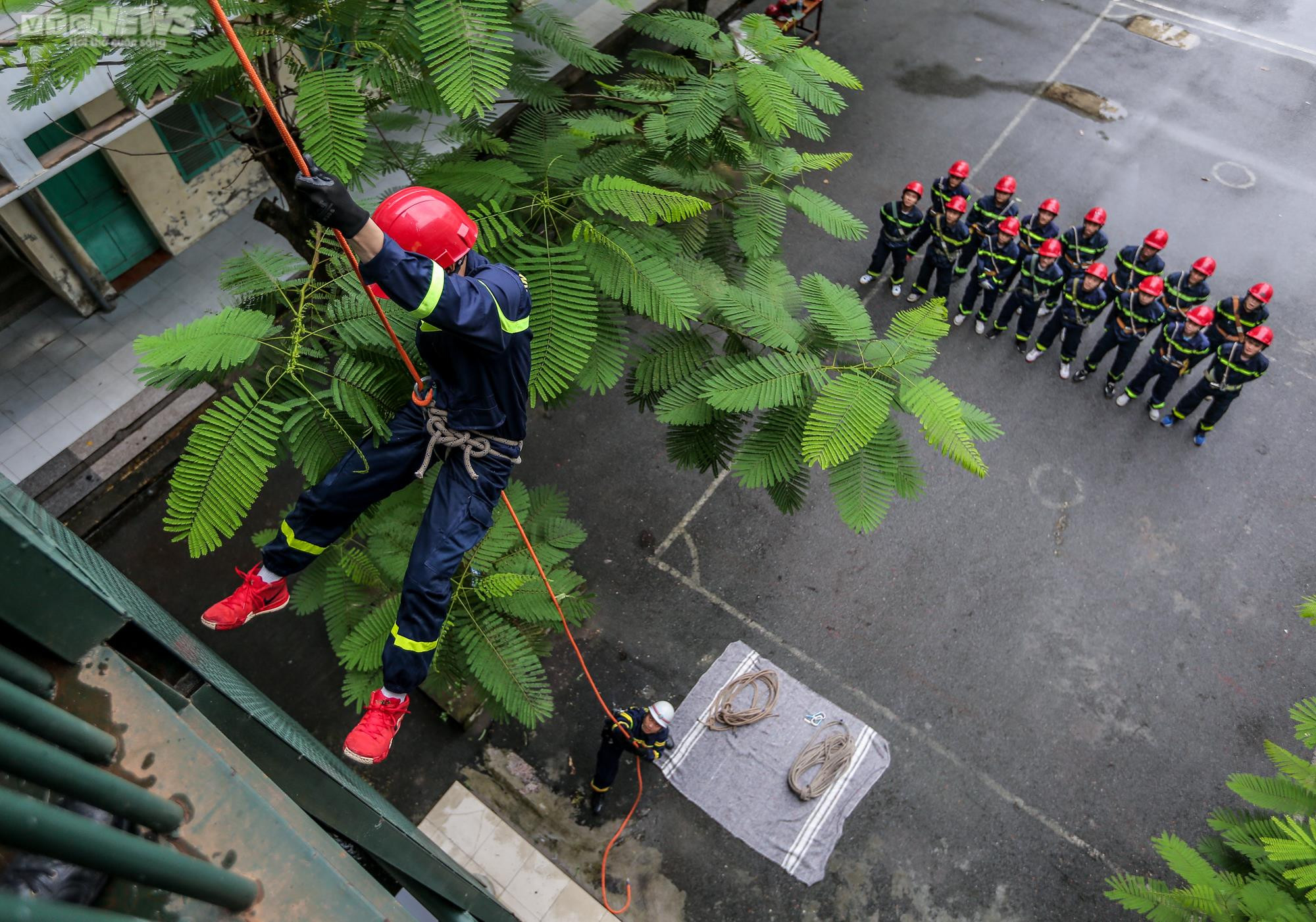 Ảnh: Một ngày tập luyện khắc nghiệt của các chiến sĩ trị 'giặc lửa' - 23
