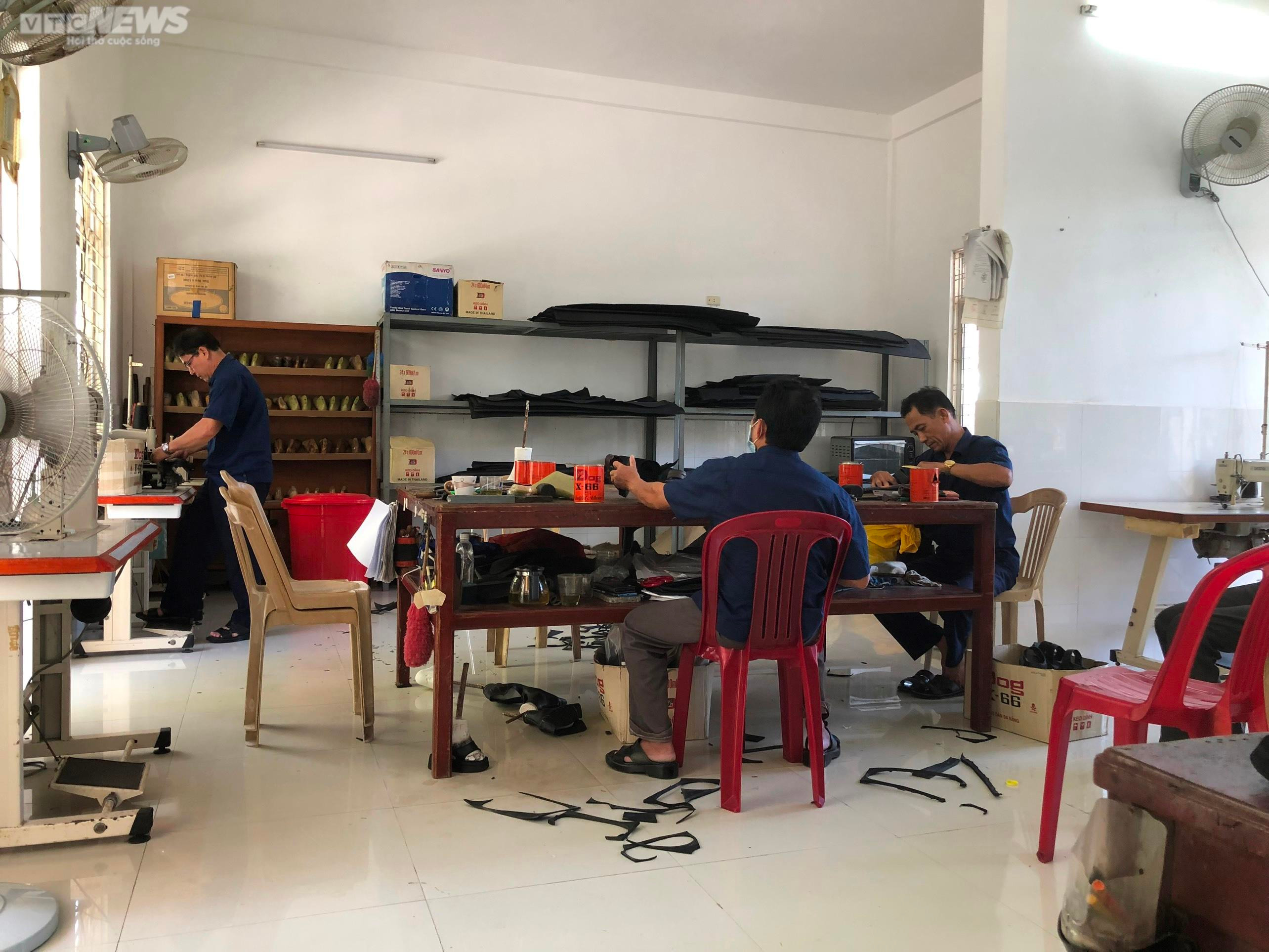 Đơn đặt hàng kỳ lạ cho những đôi chân bị ăn mòn theo năm tháng - 1