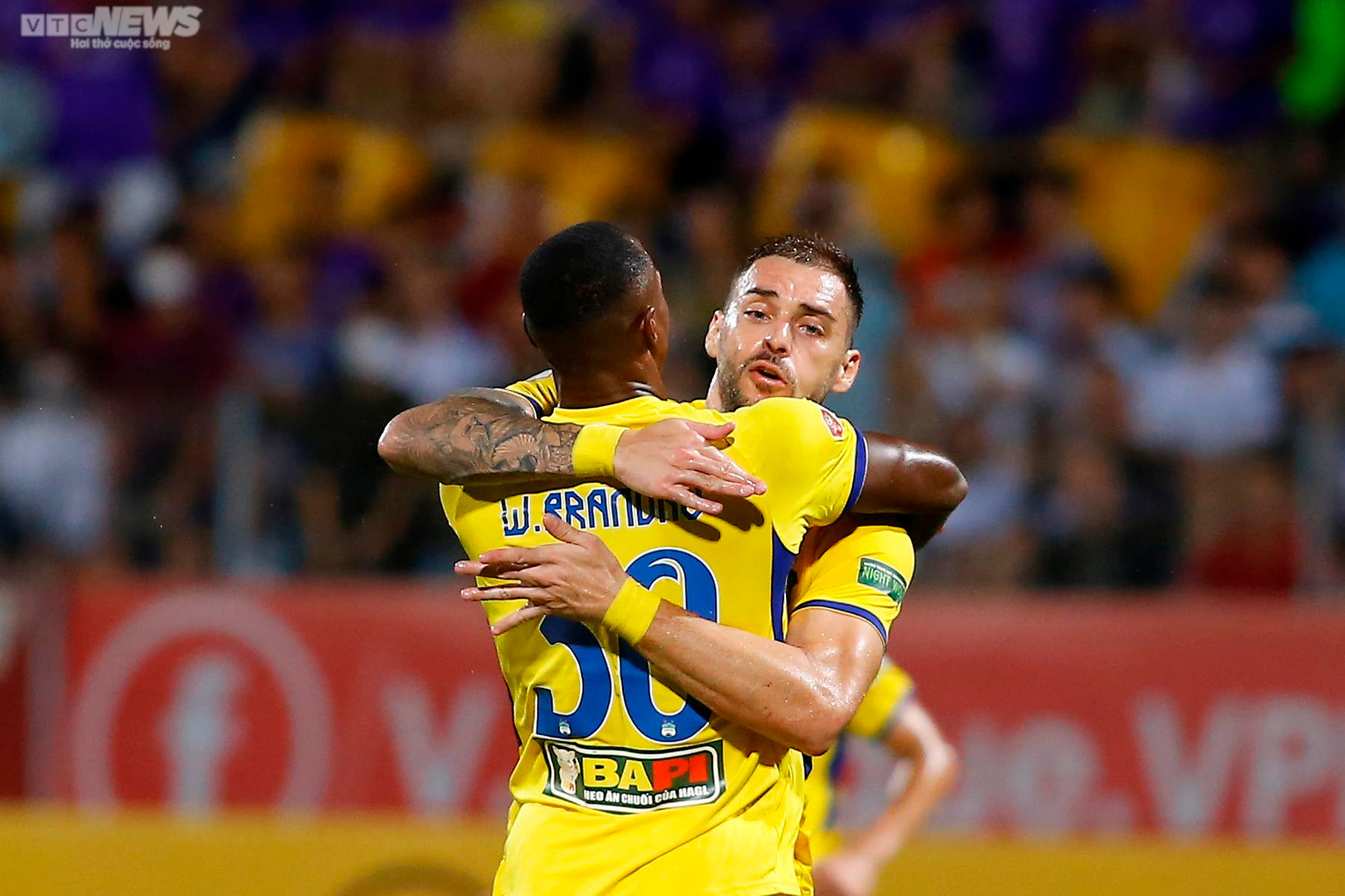 HLV Kiatisak 'đứng hình', Văn Toàn nổi cáu khi đồng đội bỏ lỡ cơ hội khó tin - 12